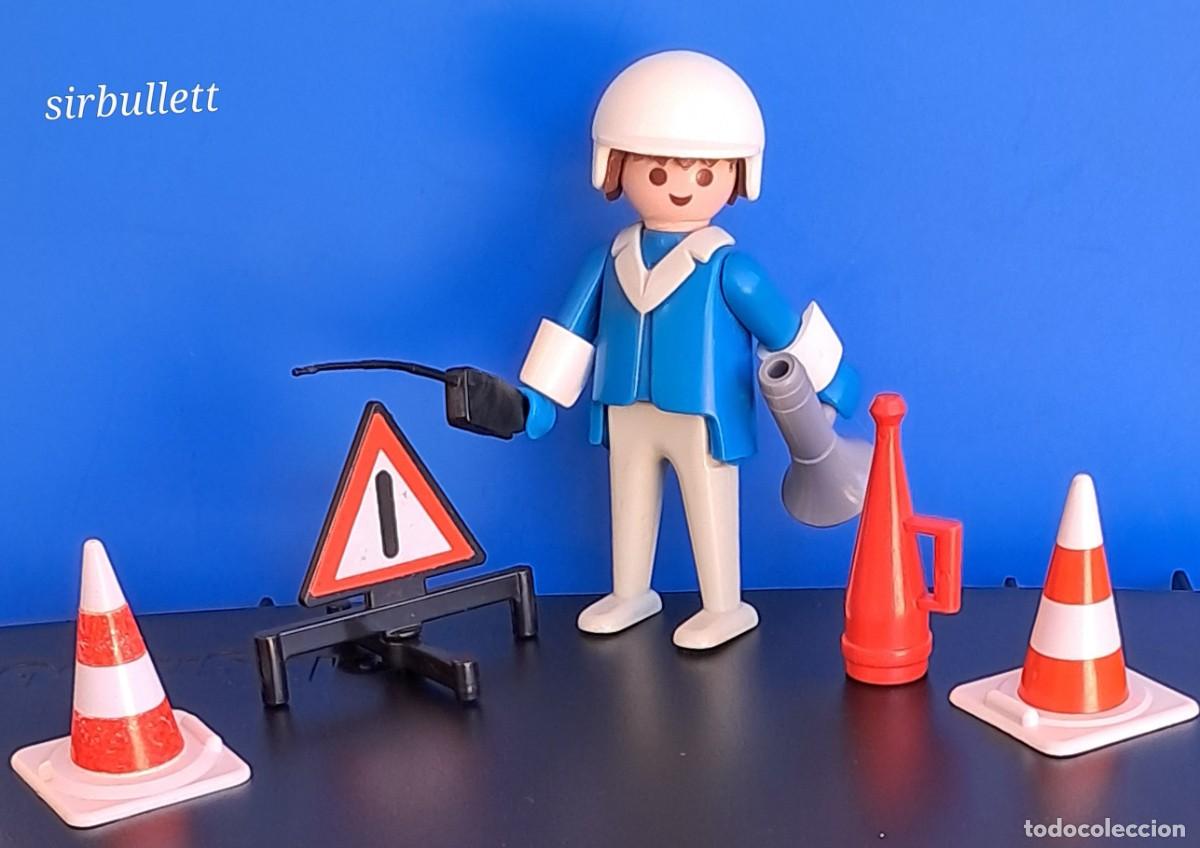 Playmobil: Figura polic&iacute;a cl&aacute;sico vintage y accesorios. Playmobil 3215. Conos se&ntilde;al de peligro