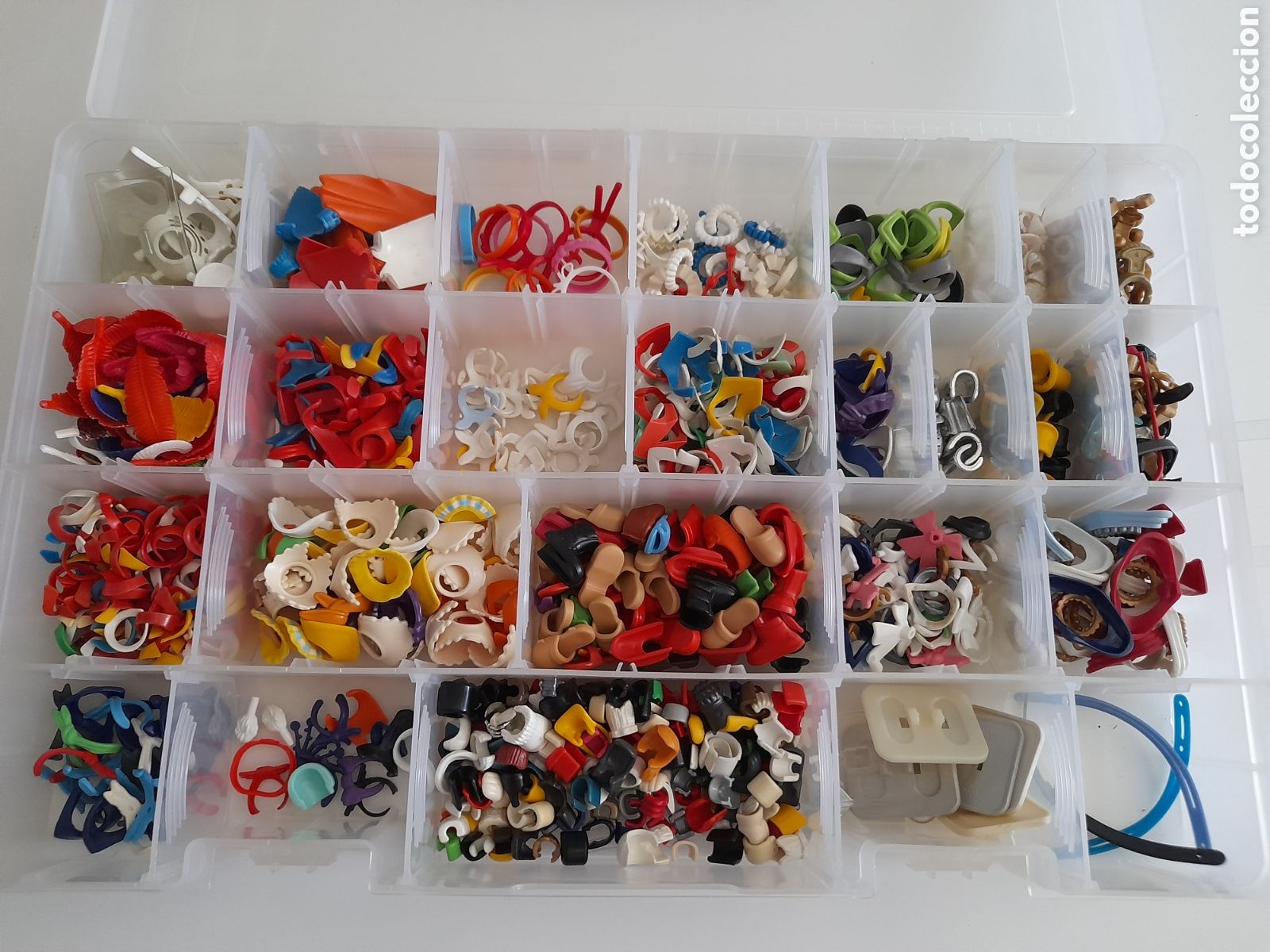 Playmobil: PLAYMOBIL. LOTE DE CIENTOS DE COMPLEMENTOS. LAZOS, PAJARITAS, MU&Ntilde;EQUERAS, CUELLOS, PLUMAS, ETC