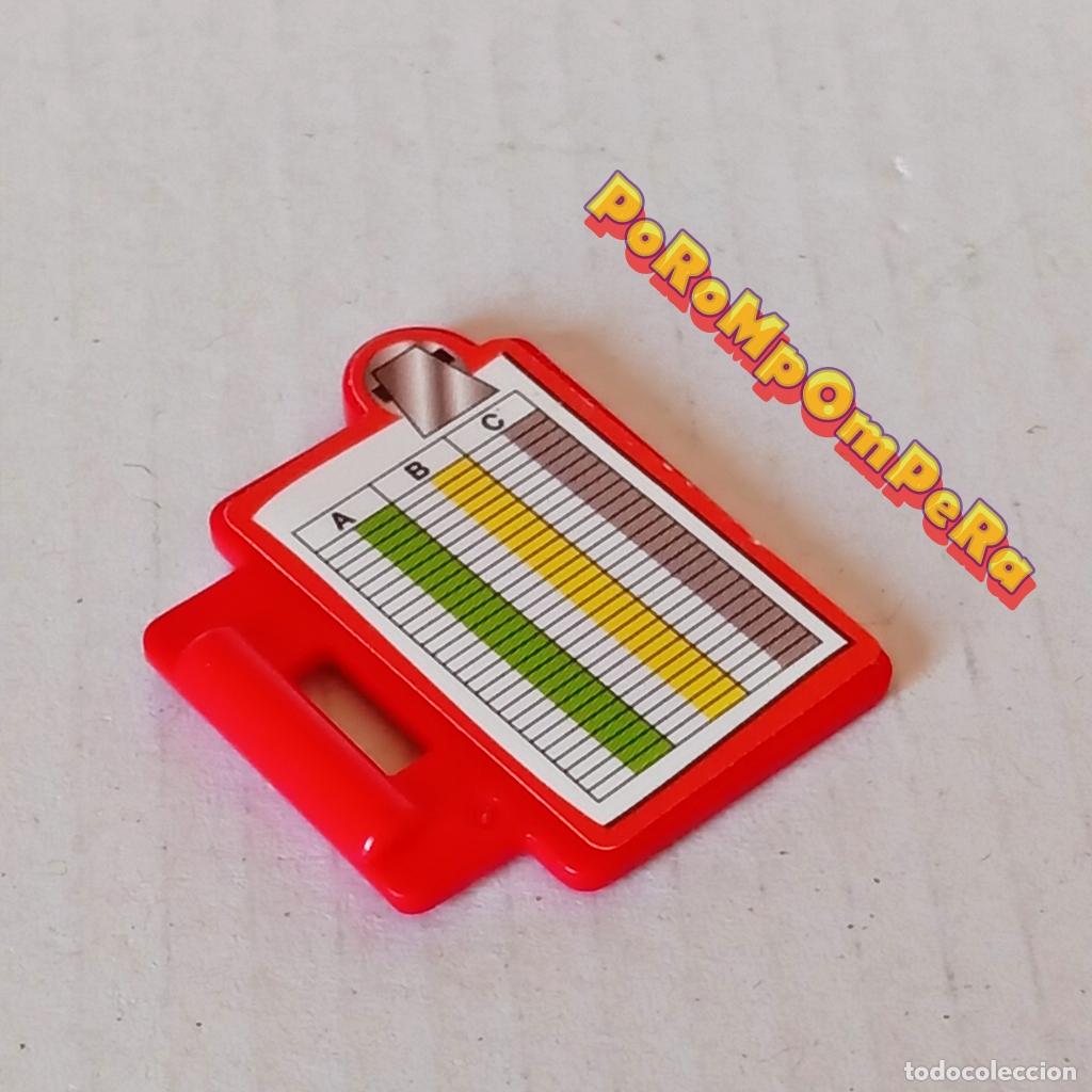 Playmobil: PLAYMOBIL CARPETA ROJA ENFERMERO AMBULANCIA 9535 T7