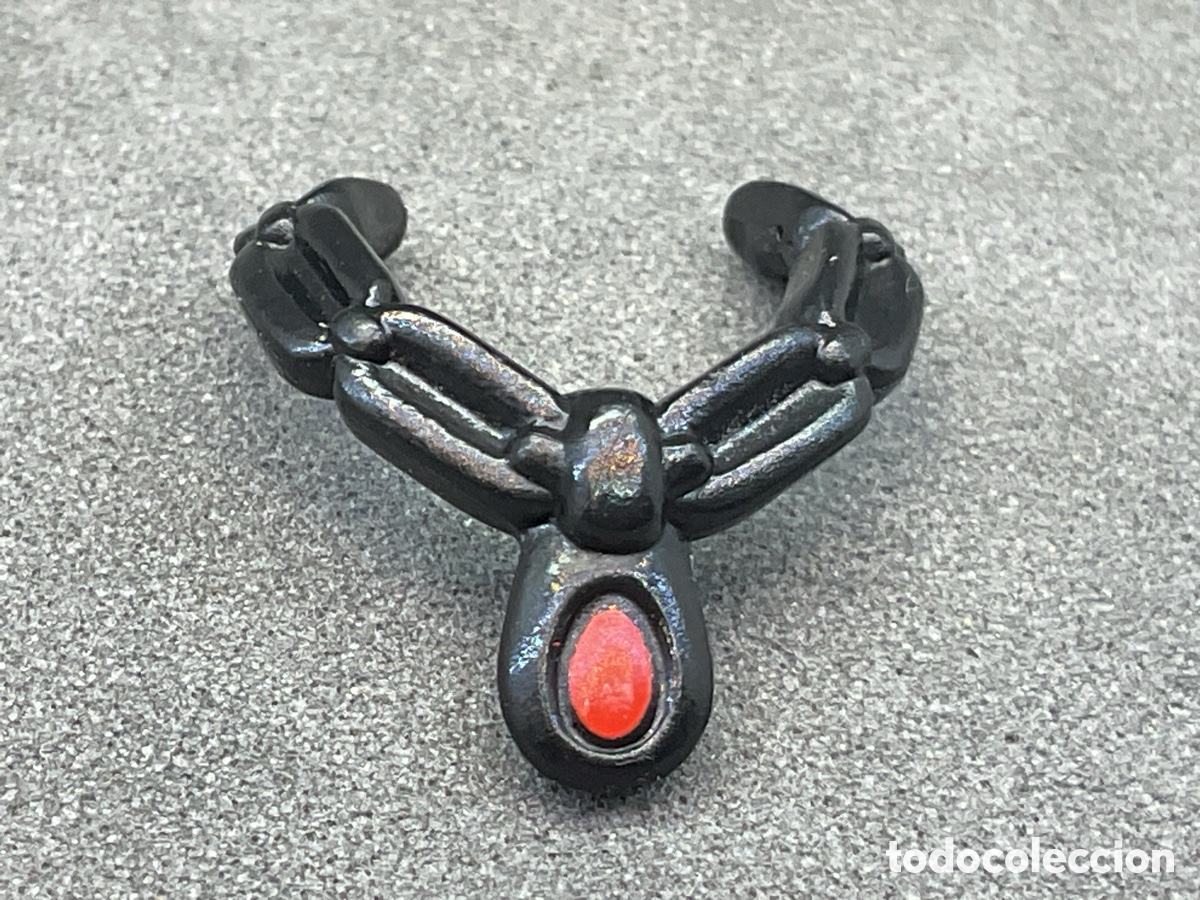 Playmobil: ACCESORIO PLAYMOBIL. COLLAR NEGRO CON COLGANTE ROJO. REF CABALLEROS, MEDIEVOLO, ETC