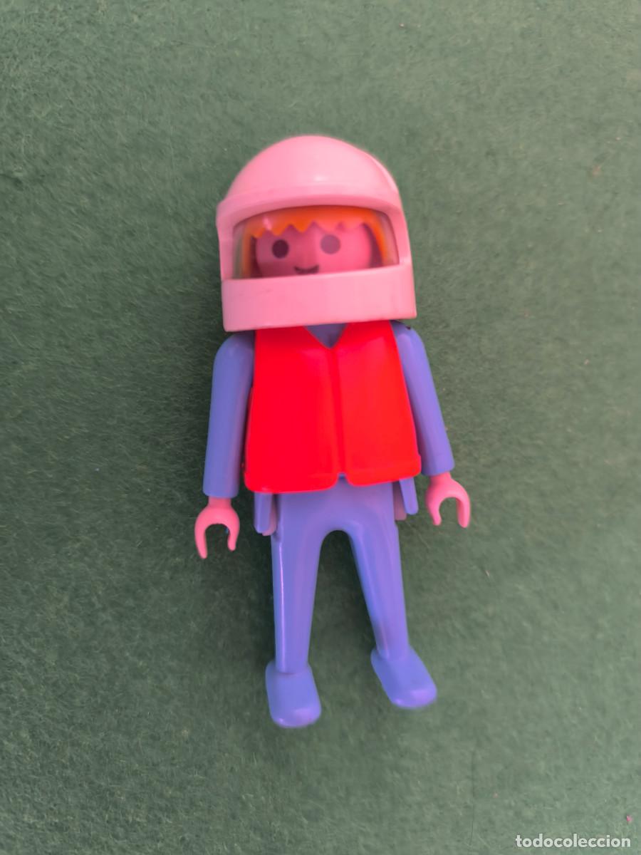 Playmobil: Playmobil figura piloto carreras azul celeste con casco blanco y peto rojo city