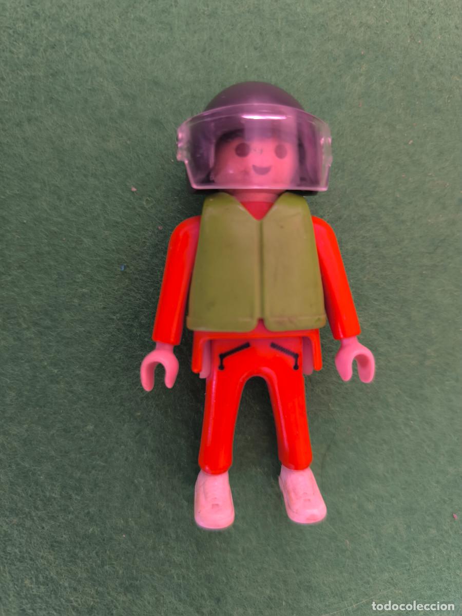 Playmobil: Playmobil figura piloto carreras naranja con casco gris y peto verde claro city