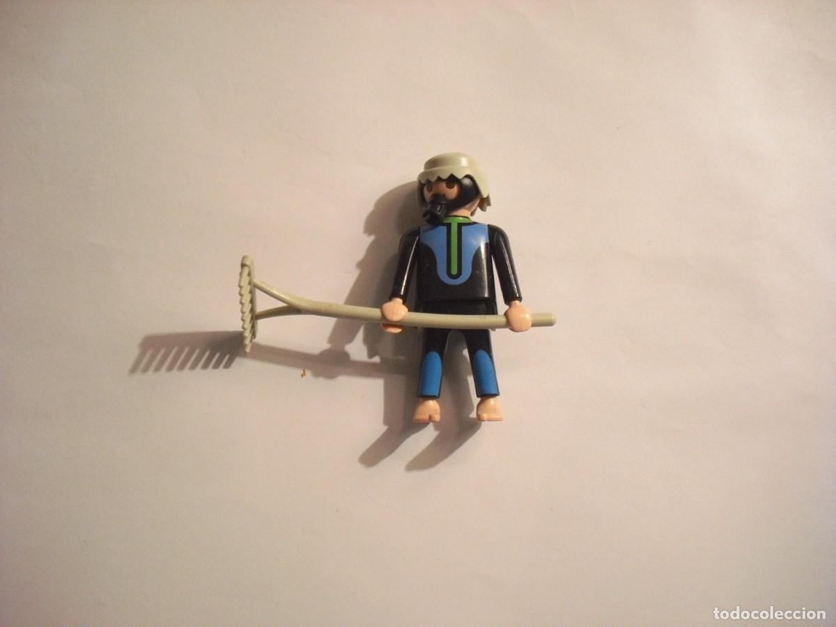 Playmobil: PLAYMOBIL, FIGURA CON RASTRILLO Y MASCARILLA