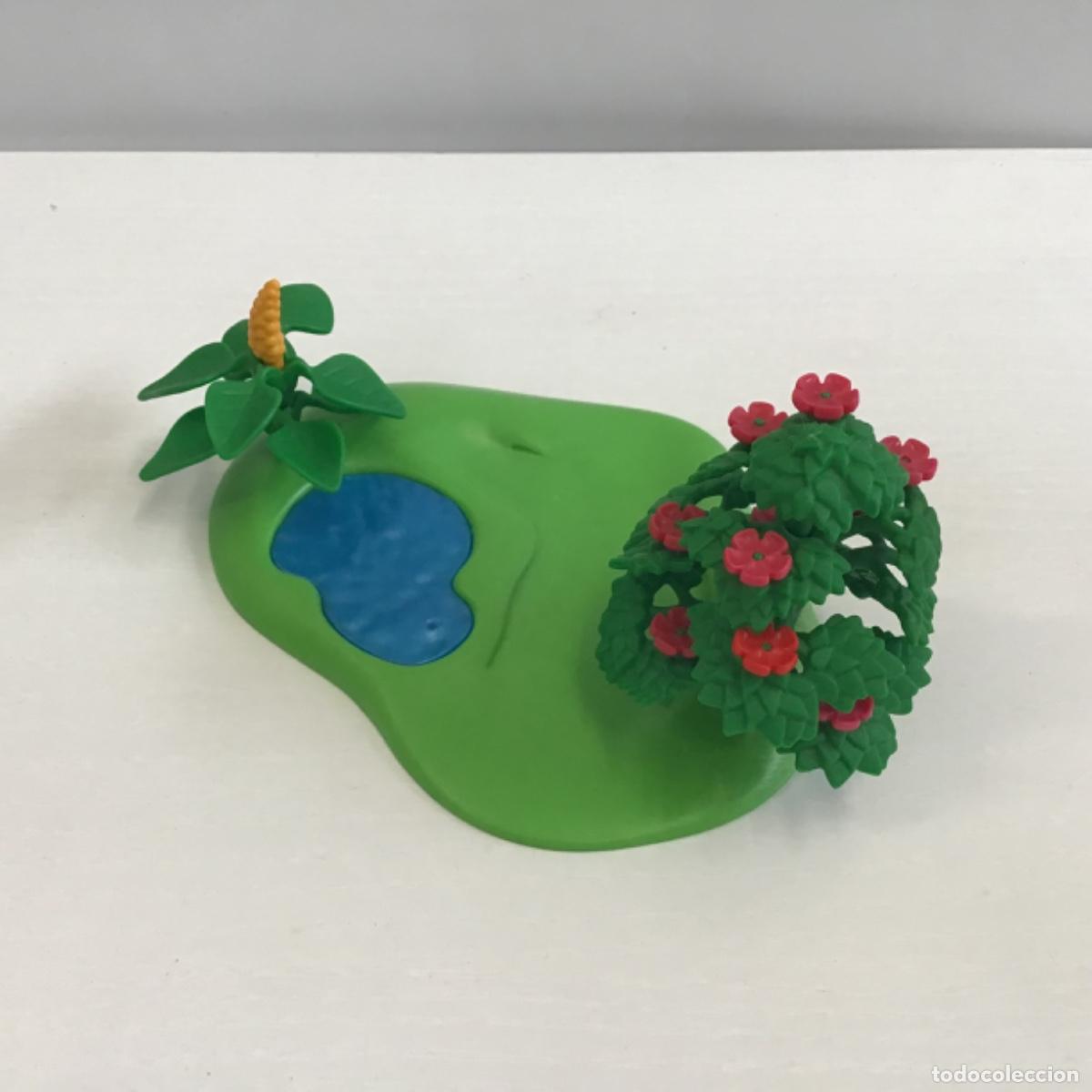 Playmobil: PLAYMOBIL plataforma verde con lago y plantas.