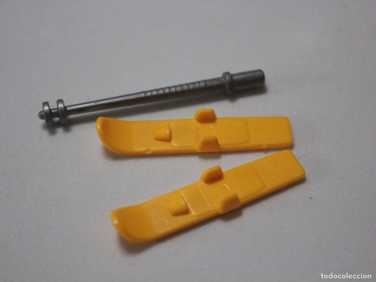 Playmobil: Accesorio playmobil par de esqu&iacute;s amarillos con bast&oacute;n gris esqu&iacute; nieve