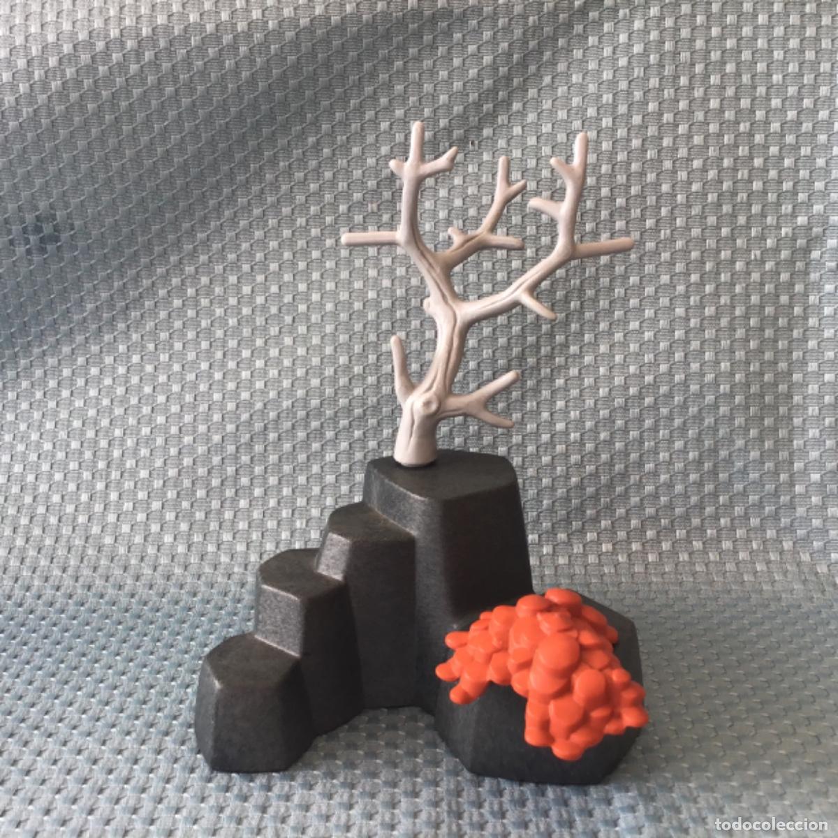 Playmobil: Playmobil Roca gris oscuro con &aacute;rbol y planta.