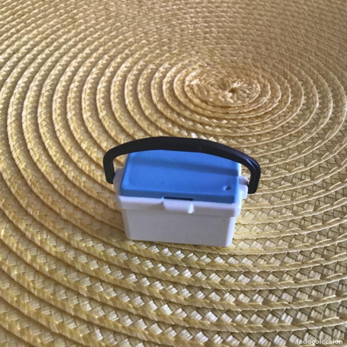 Playmobil: PLAYMOBIL Nevera port&aacute;til blanca con tapa azul.