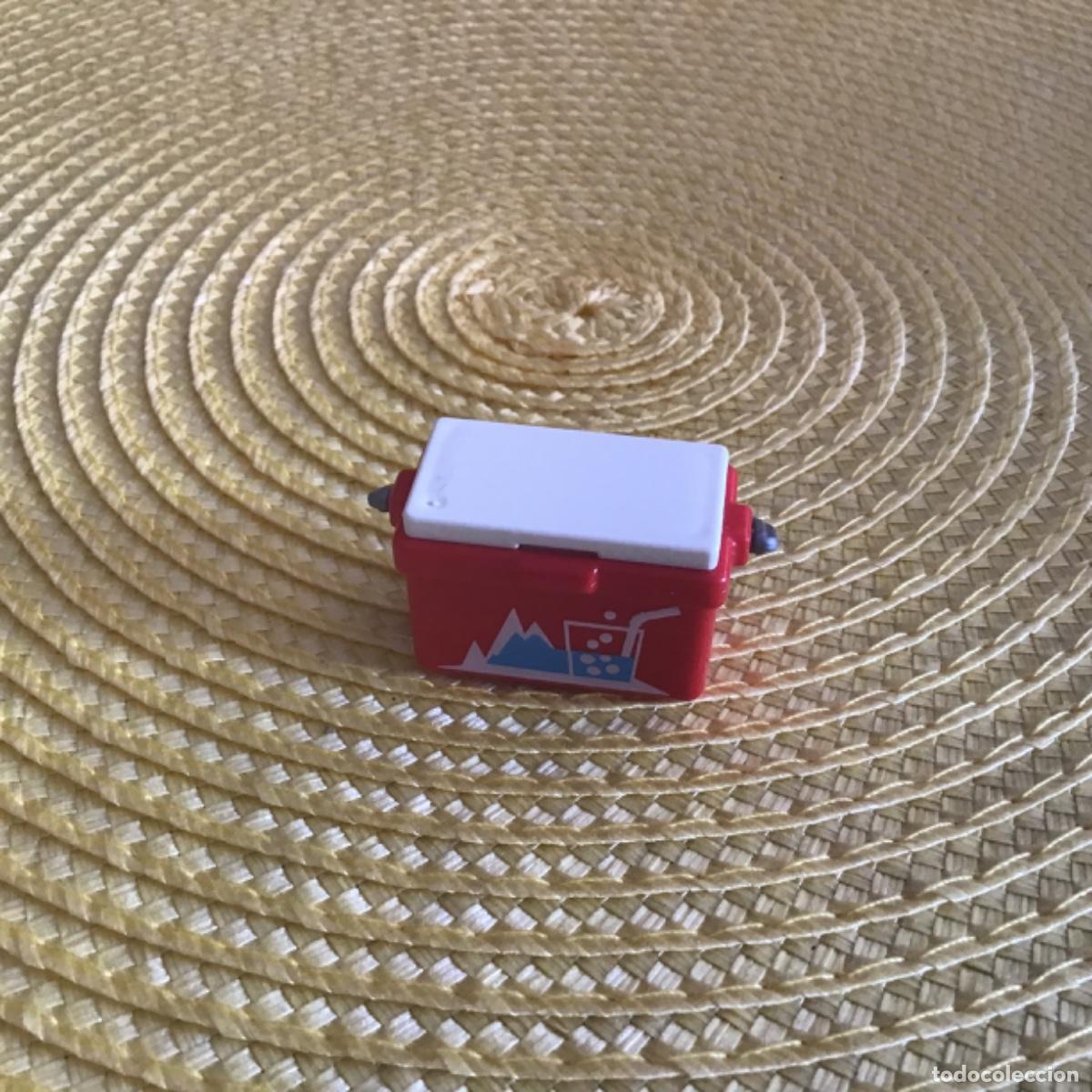 Playmobil: PLAYMOBIL Nevera port&aacute;til roja con tapa blanca.