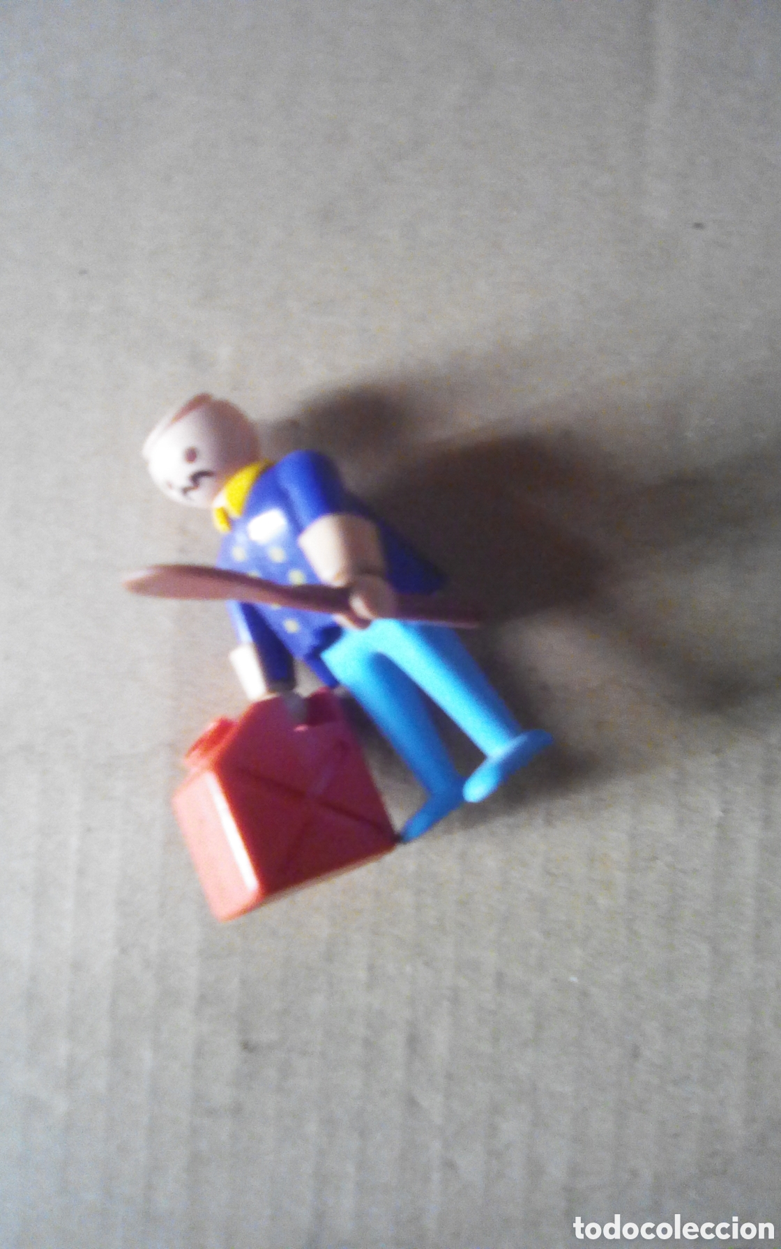 Playmobil: Figura Playmobil con garrafa gasolina y paleta. Geobra 1974. Le falta pelo.