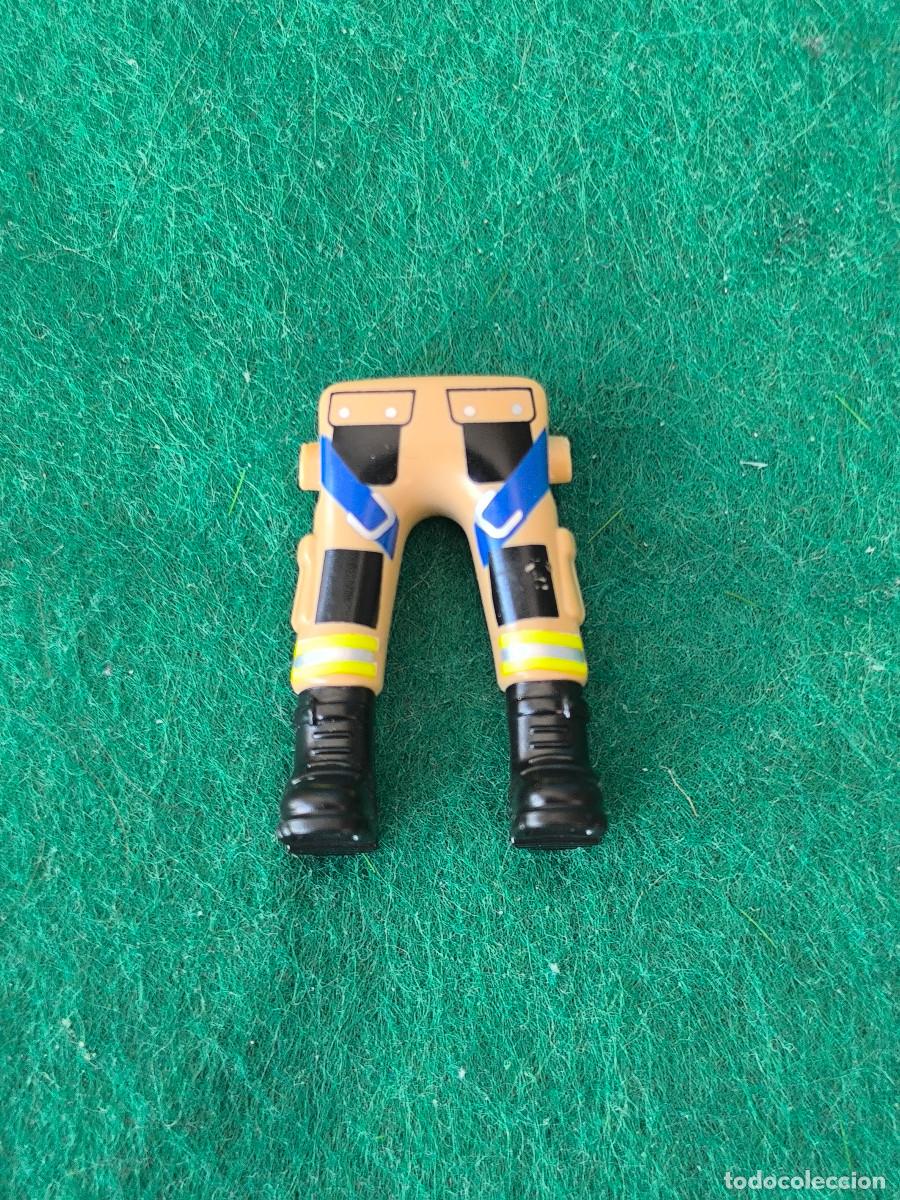 Playmobil: Playmobil piernas marr&oacute;n arena botas militares negras bolsos laterales explorador ej&eacute;rcito
