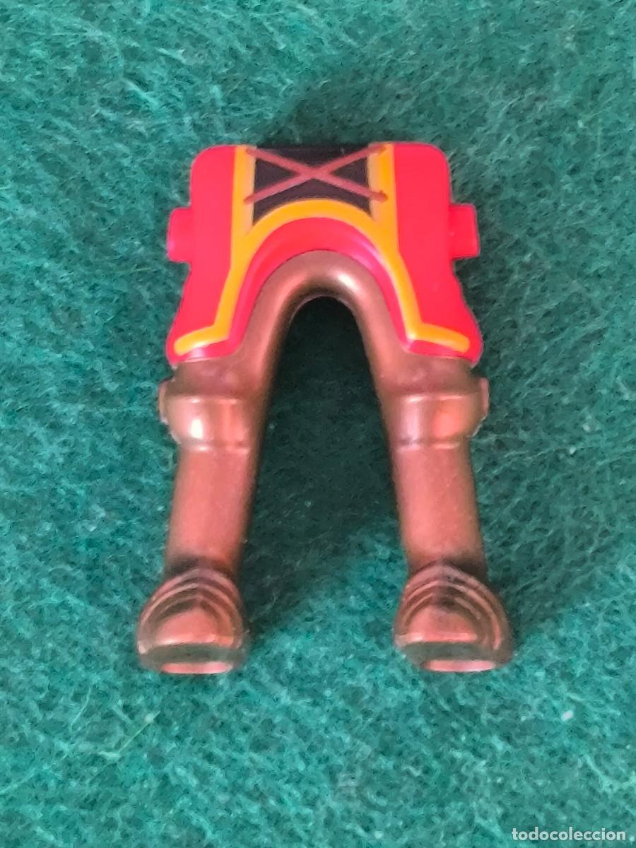 Playmobil: Playmobil piernas medievales rojas amarillo armadura coraza bronce castillo vikingos romanos torneo