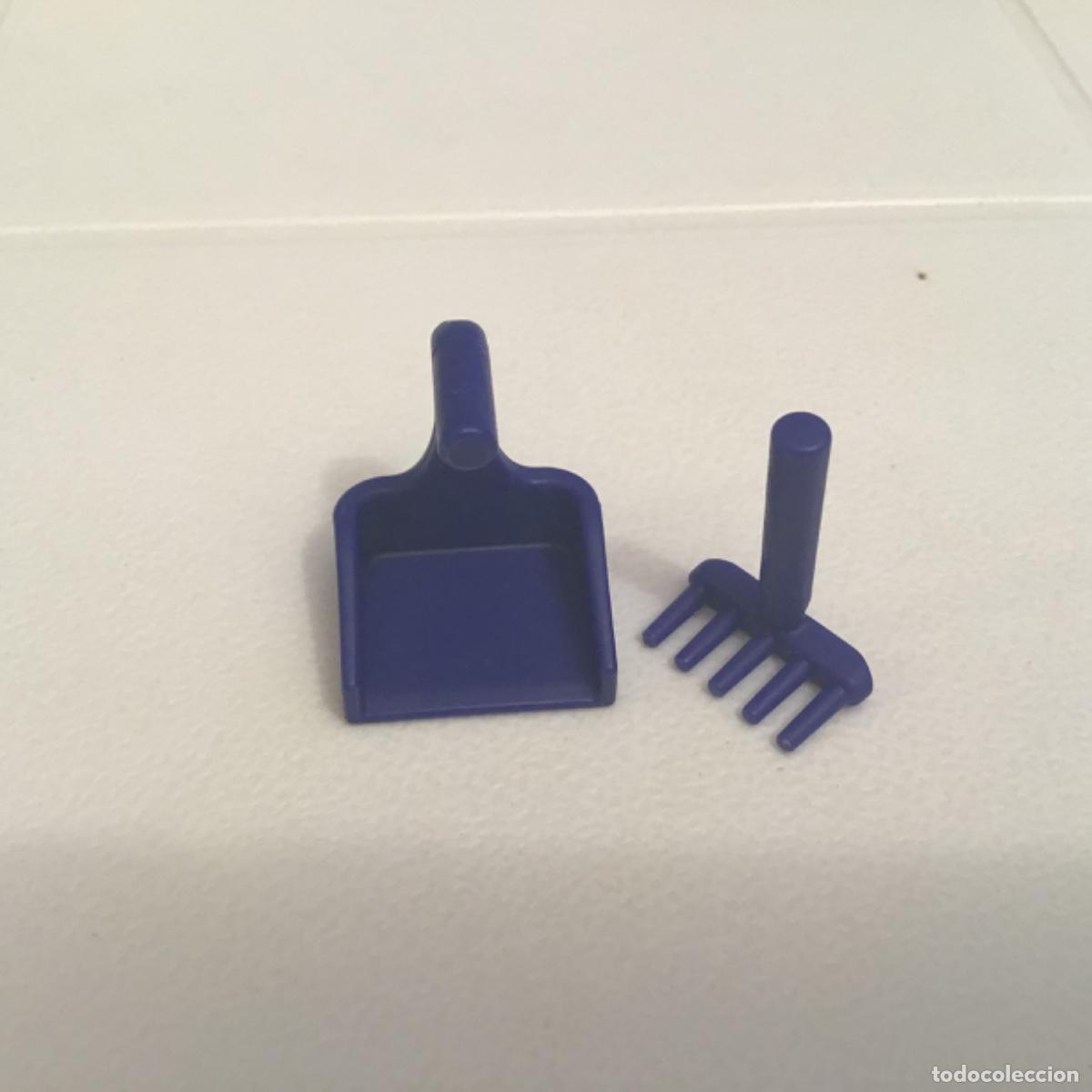 Playmobil: PLAYMOBIL recogedor con rastrillo azul oscuro.