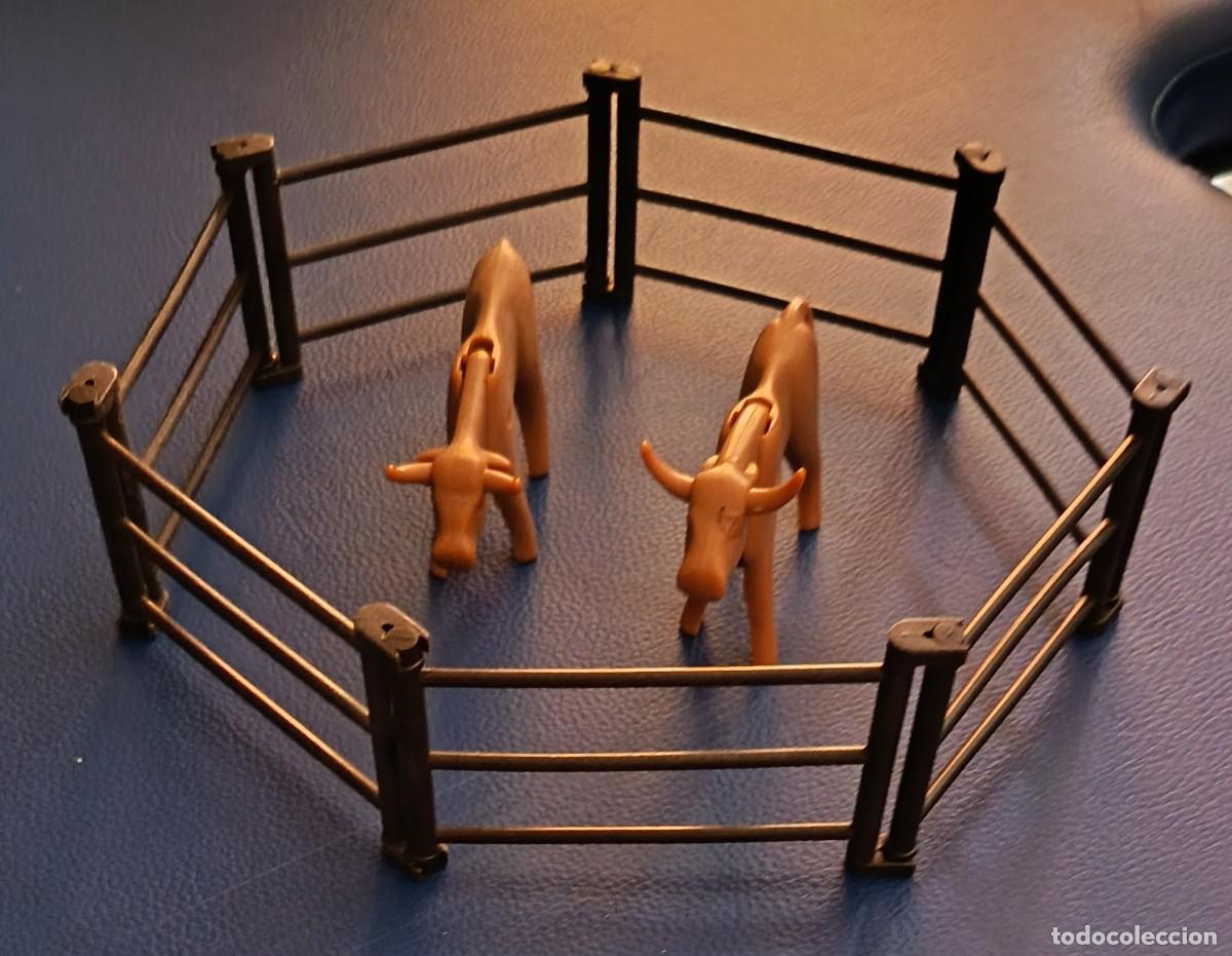 Playmobil: Cercado de siete vallas. Una vaca Longhom Marron. Mas un toro Playmobil. Playmobil. 1976.