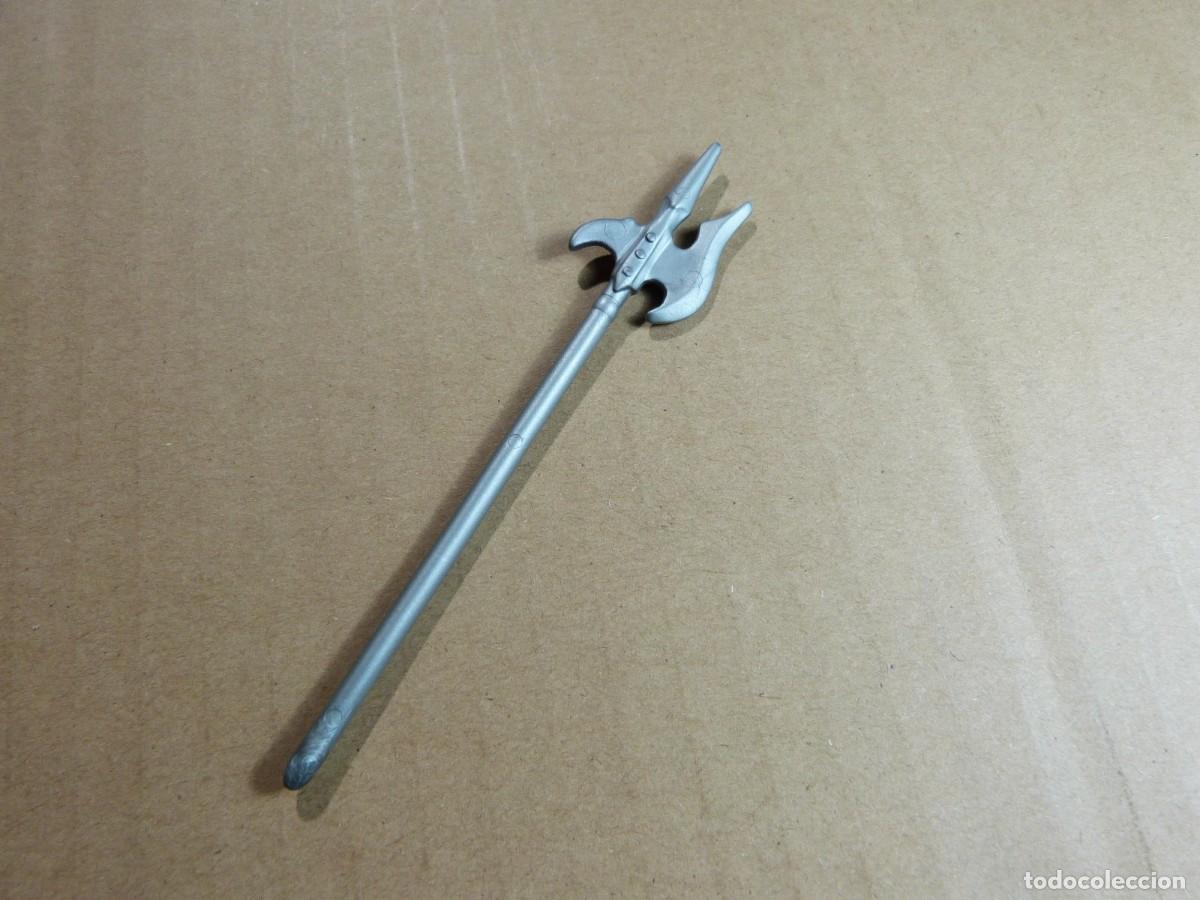 Playmobil: Lanza alabarda gris epoca medieval accesorio de Playmobil rematada con filo hacha y gancho