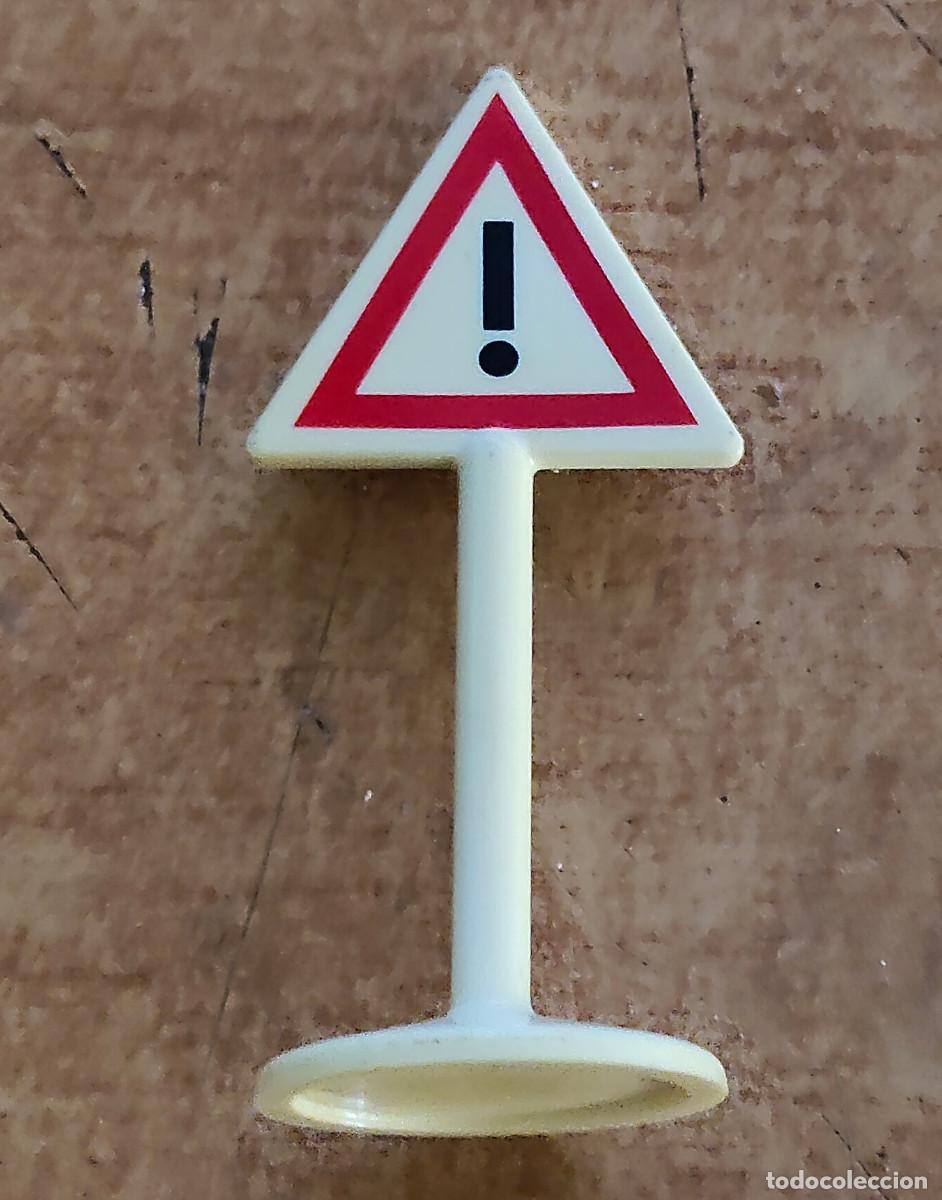 Playmobil: PLAYMOBIL. se&ntilde;al de trafico con soporte de peligro