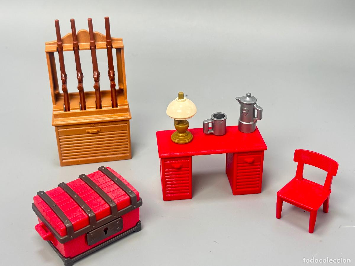Playmobil: Playmobil lote armero escopeta escritorio l&aacute;mpara silla ba&uacute;l