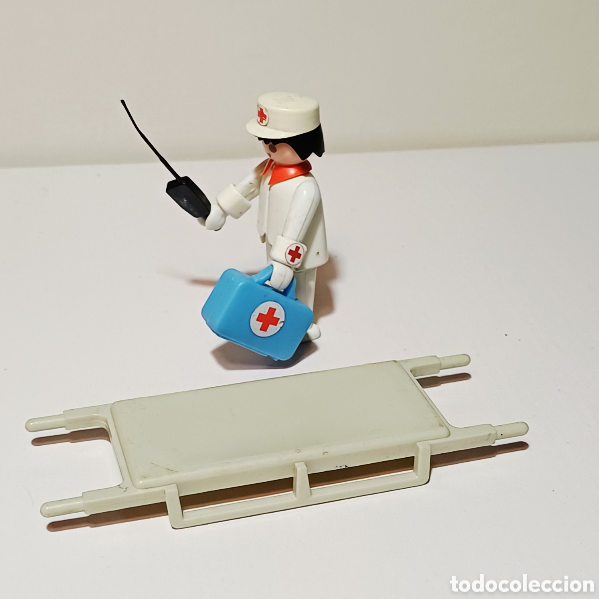 Playmobil: Figura Playmobil enfermero cl&iacute;nicas hospital con camilla geobra 1976 ref. 3361