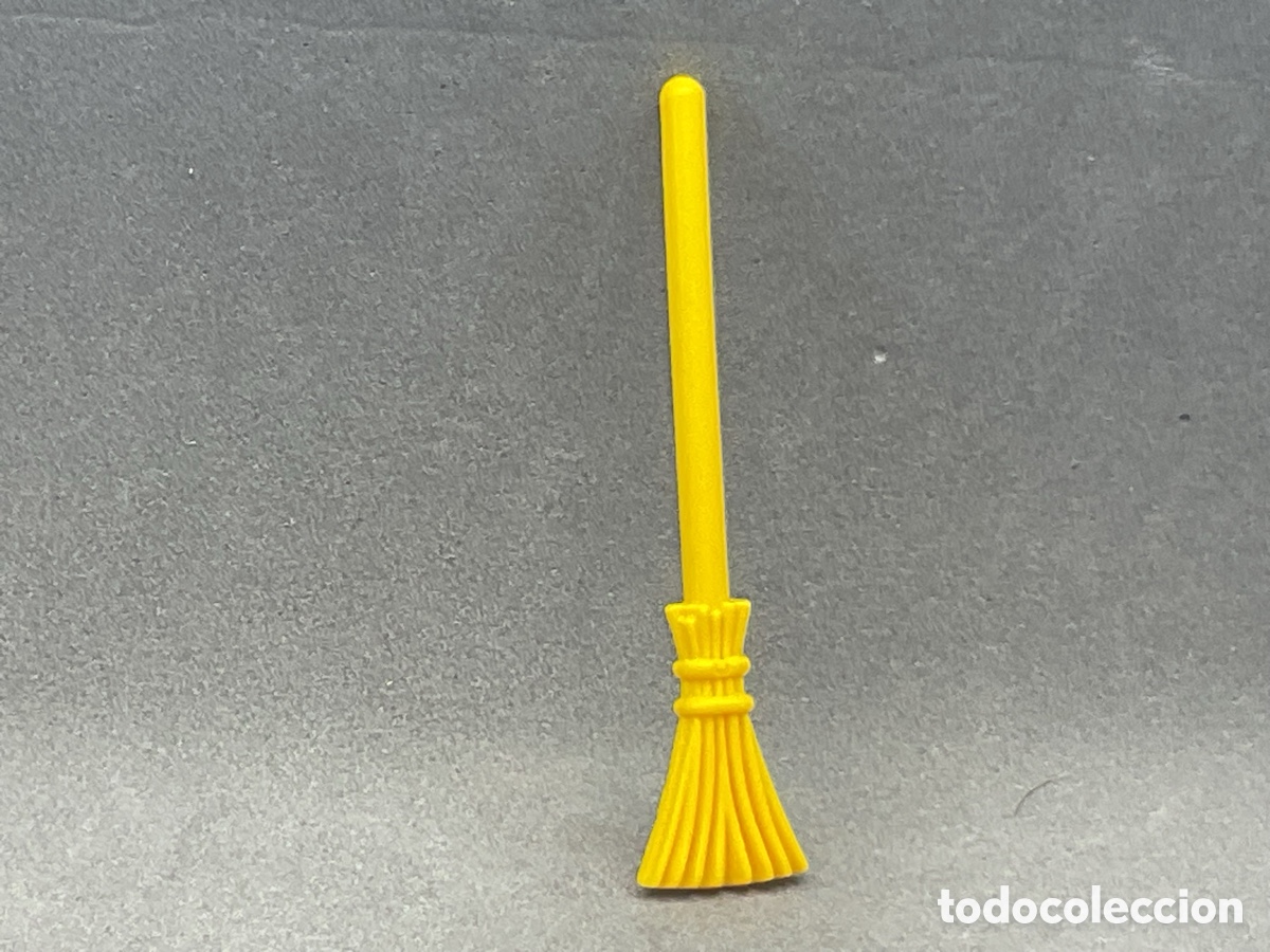 Playmobil: ACCESORIO PLAYMOBIL. ESCOBA COLOR AMARILLO . REF GRANJA, LIMPIEZA, BRUJA, ETC