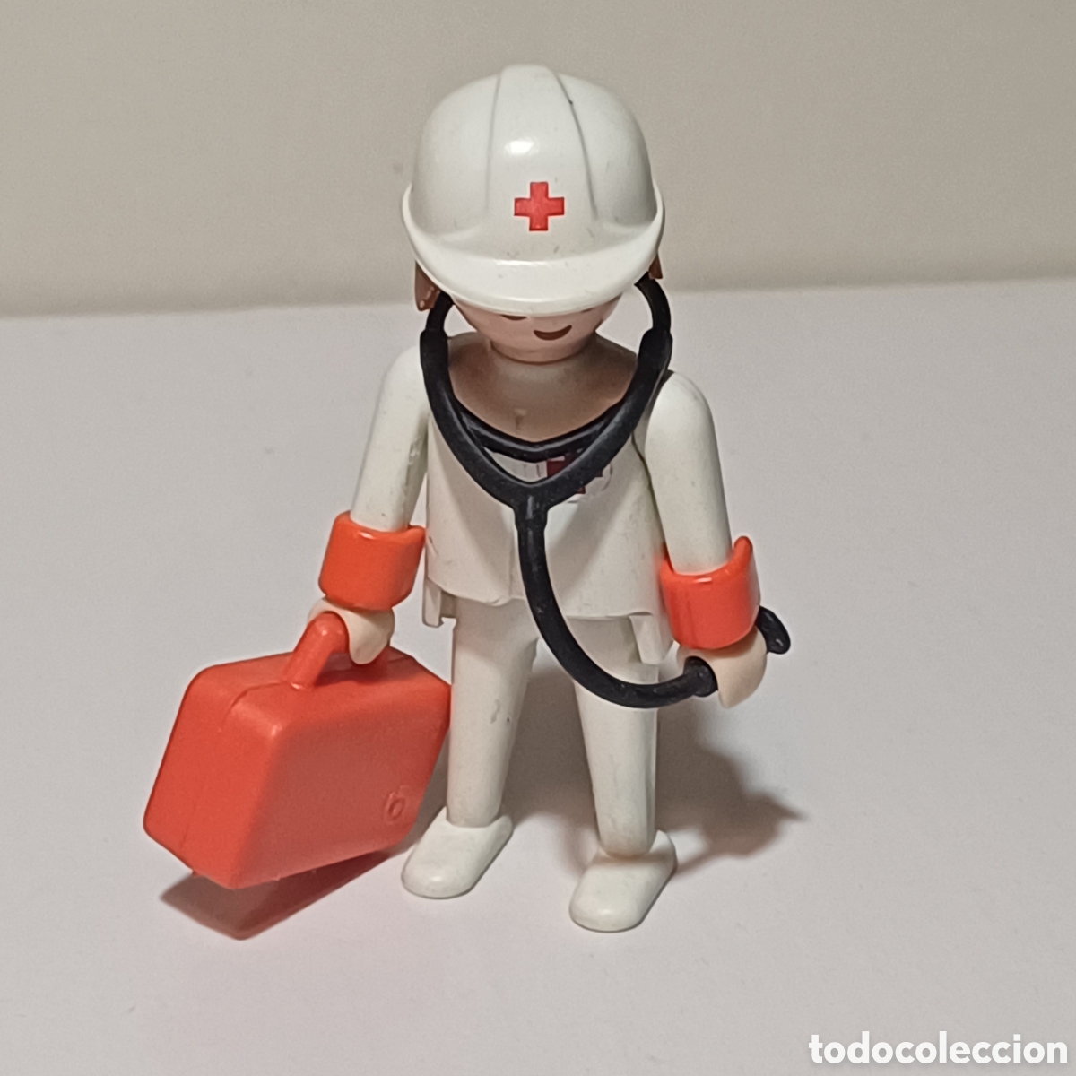 Playmobil: Figura playmobil enfermero medico con casco malet&iacute;n rojo fonendo ambulancia clinica hospital