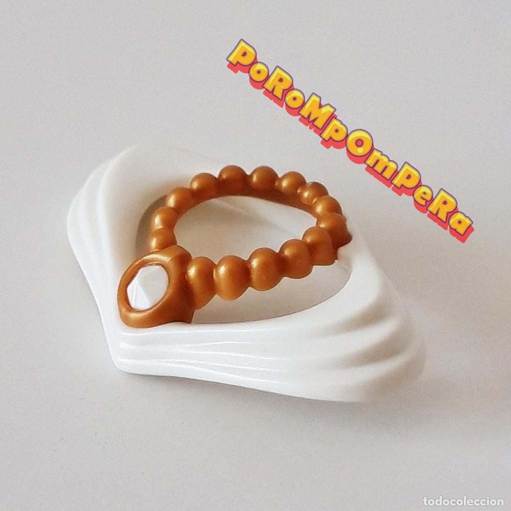 Playmobil: PLAYMOBIL pa&ntilde;uelo blanco hombro con collar dorado dama victorian hombrera chal vestido K7