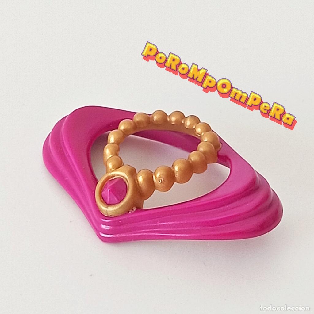 Playmobil: PLAYMOBIL pa&ntilde;uelo morado hombro con collar dorado dama victorian hombrera chal vestido U1