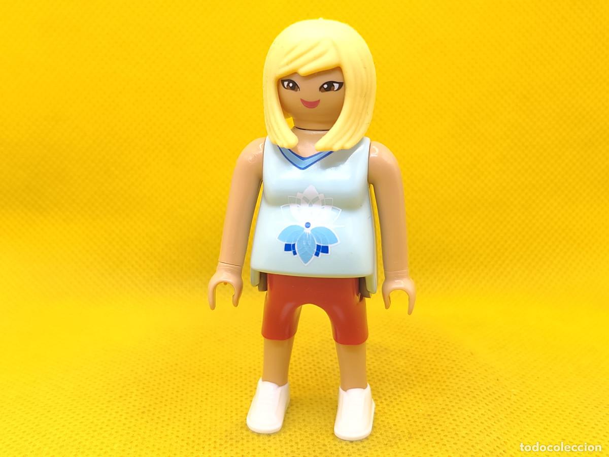 Playmobil: Playmobil Mujer embarazada con pantal&oacute;n corto rojo