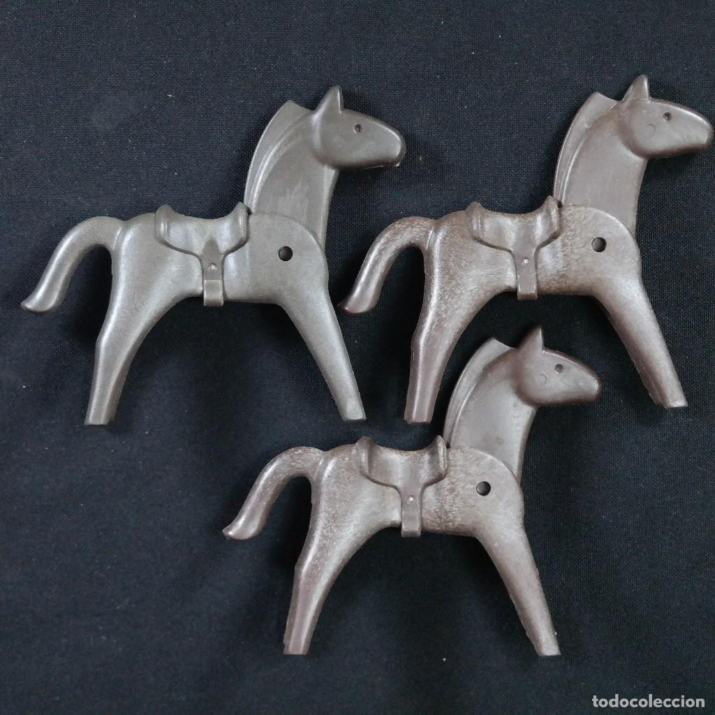 Playmobil: Playmobil 3 caballos marrones con silla fija ☼