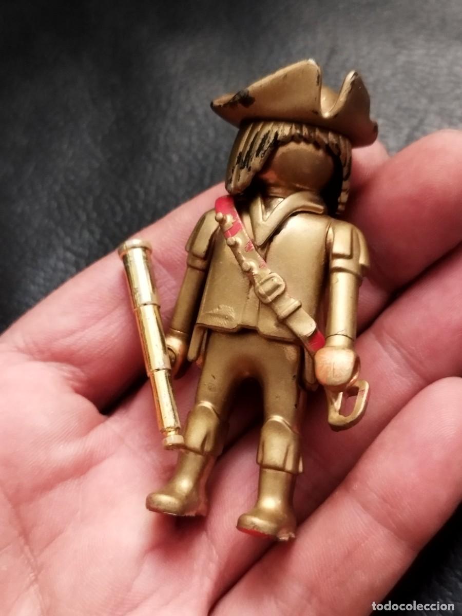 Playmobil: Figura Playmobil. Pirata pintado artesanalmente de color oro.