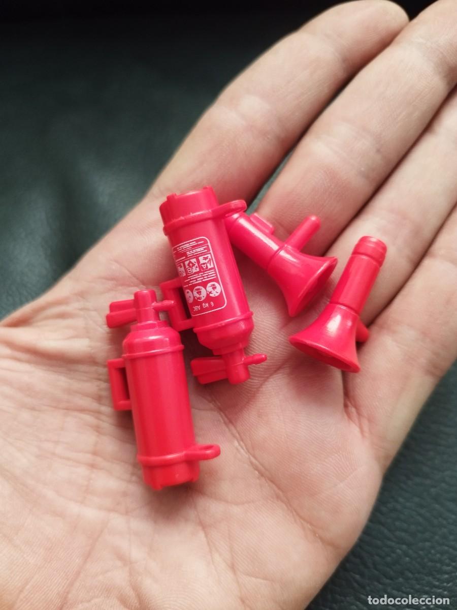 Playmobil: Figura Playmobil. Dos extintores y dos meg&aacute;fonos. Bomberos, rescate, salvamento.