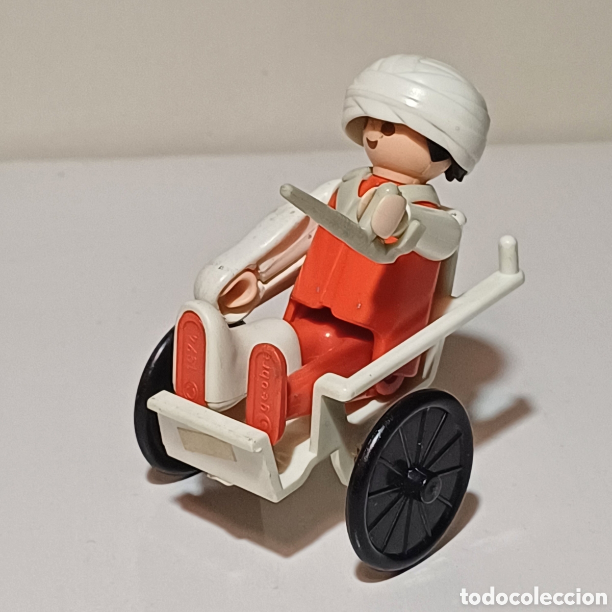 Playmobil: Figura Playmobil paciente herido hombre rojo hospital cl&iacute;nica con silla de ruedas primera epoca