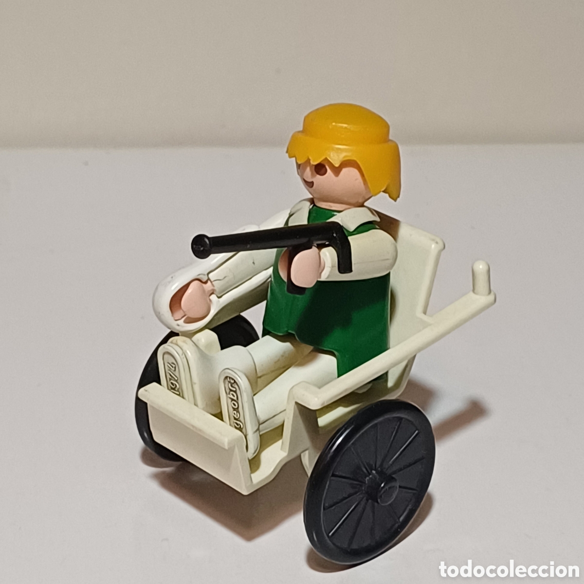 Playmobil: Figura Playmobil paciente herido hombre verde hospital cl&iacute;nica con silla de ruedas primera epoca