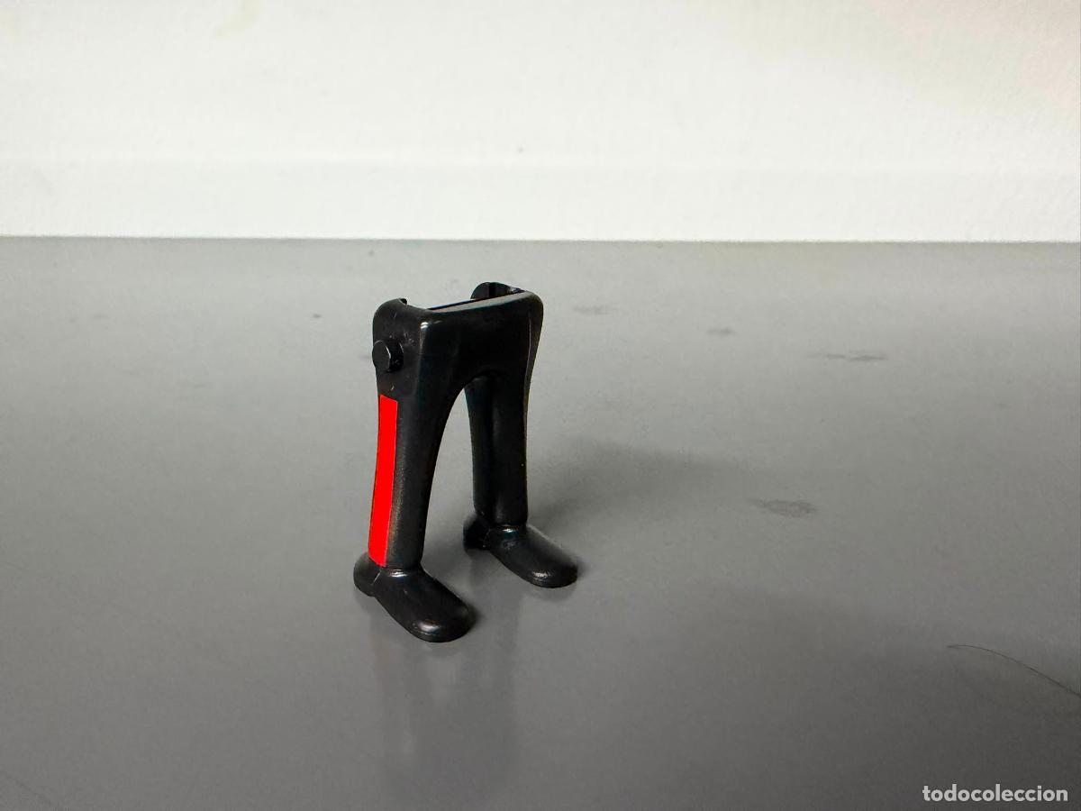 Playmobil: PLAYMOBIL piernas recambio pantalon negro raya lateral uniforme roja, zapatos negros, ingles -