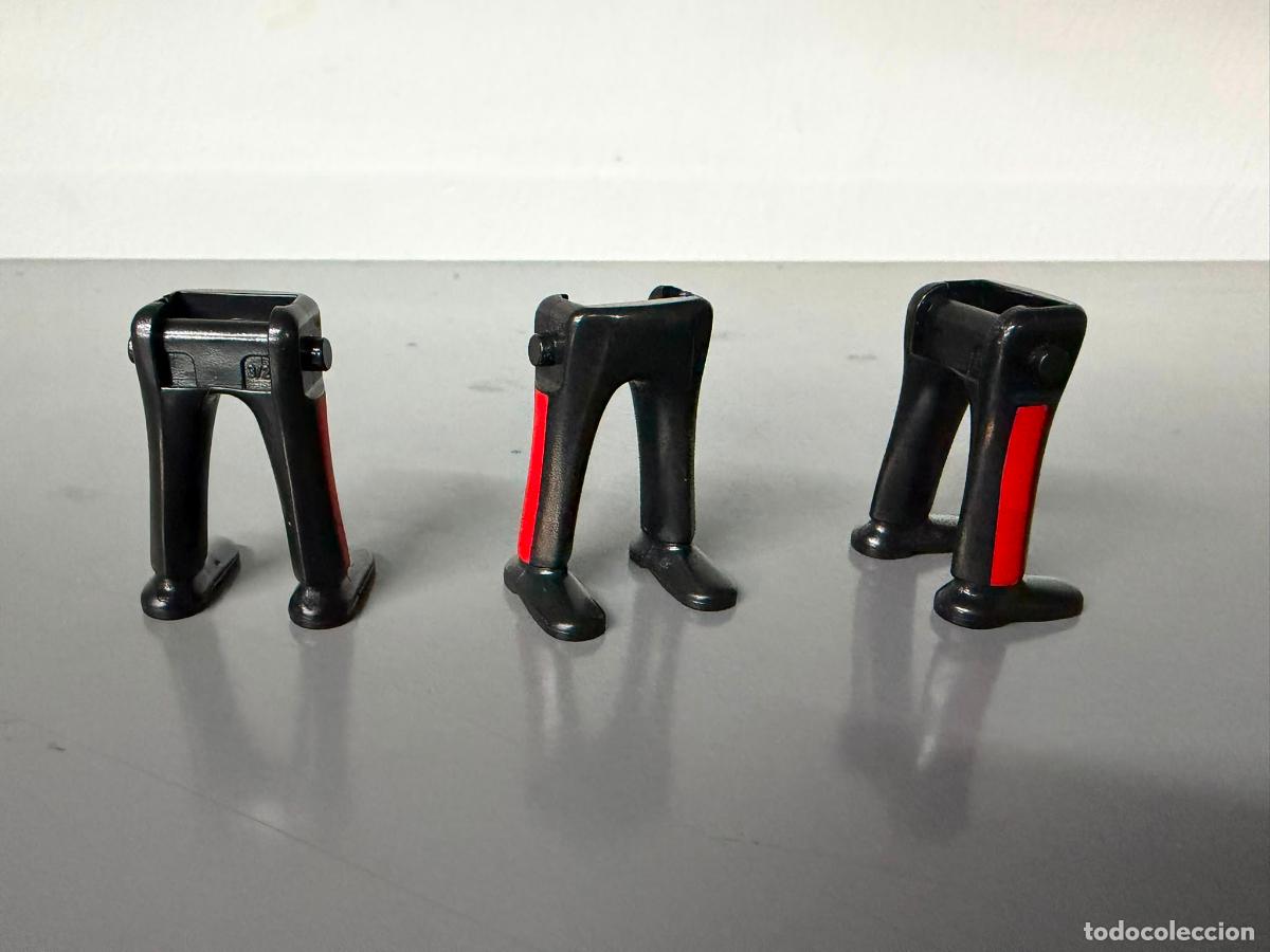 Playmobil: PLAYMOBIL lote 3 piernas recambio pantalon negro raya lateral uniforme roja, zapatos negros, ingles