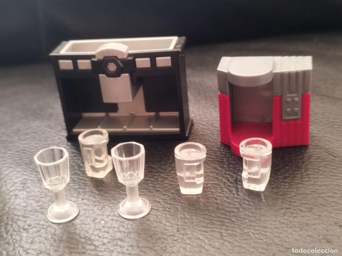 Playmobil: Figura Playmobil, conjunto de dos cafeteras, 3 vasos y dos copas.
