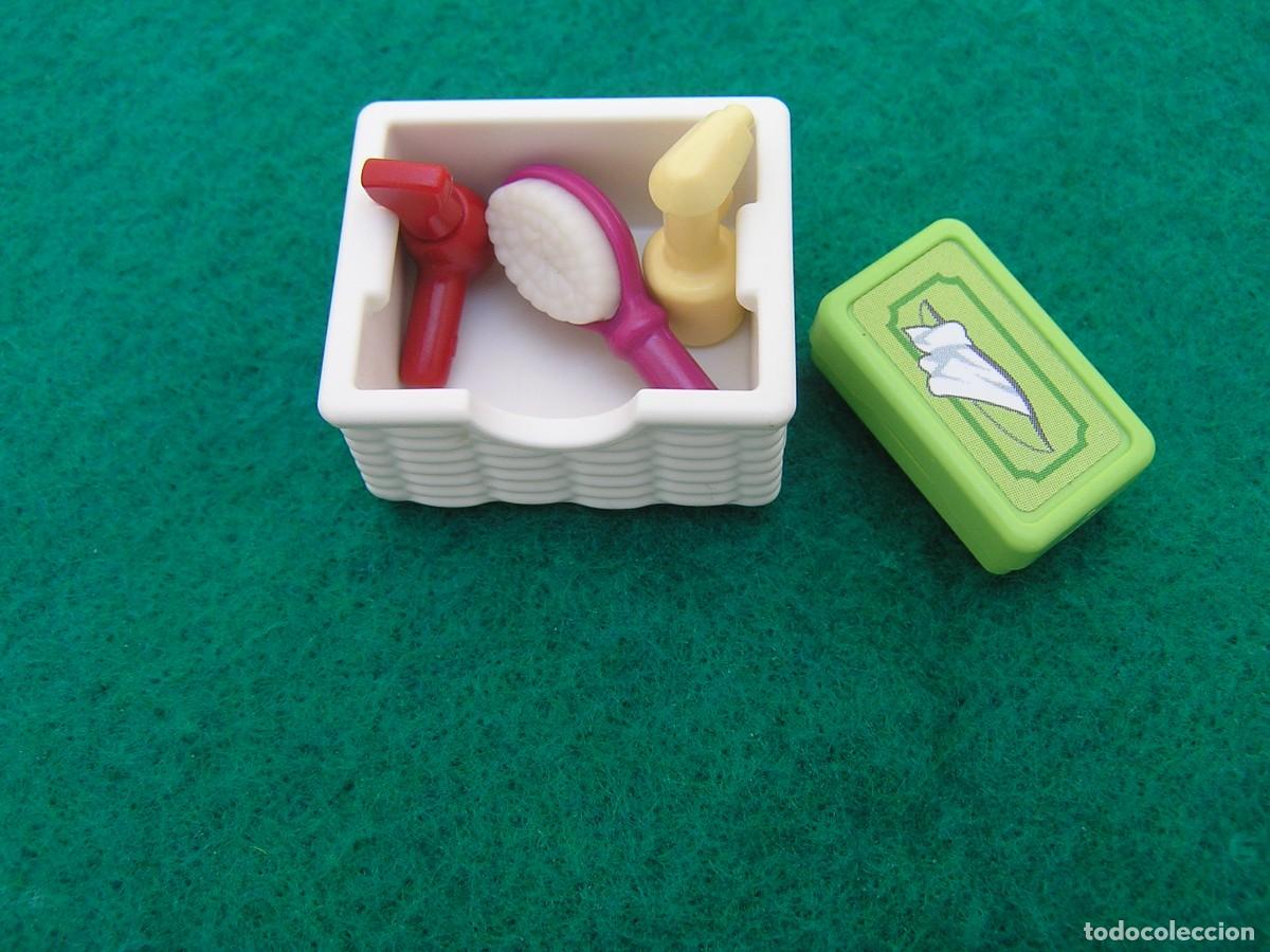Playmobil: Caj&oacute;n cesto con 4 art&iacute;culos de aseo y cosm&eacute;tica: caja pa&ntilde;uelos, pulverizador, secador y cepillo.