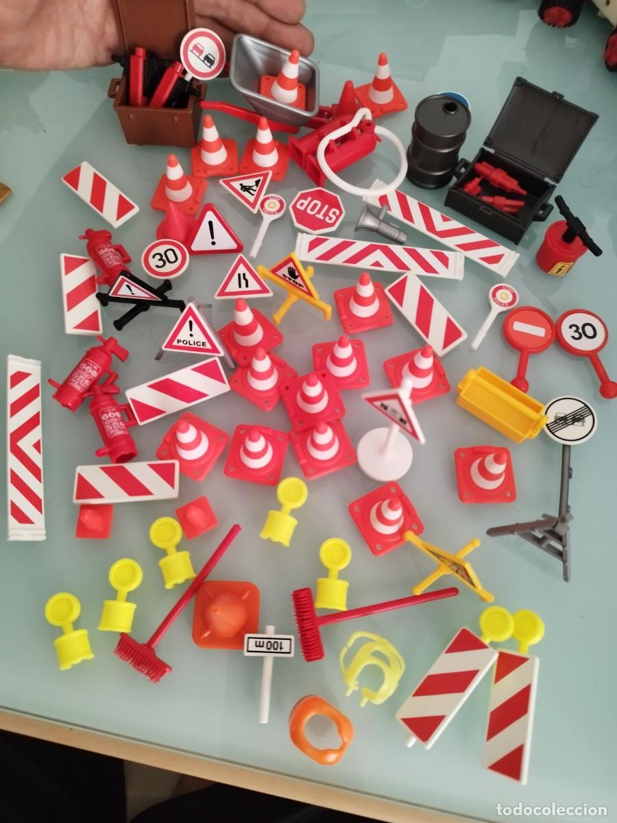 Playmobil: Figura Playmobil. Conjunto de se&ntilde;ales de construcci&oacute;n, tr&aacute;fico. Herramientas de trabajo, conos.