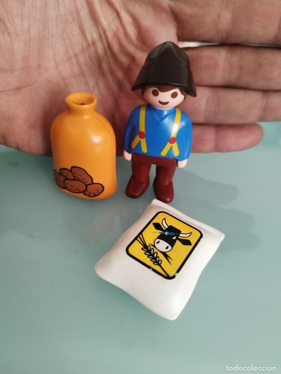 Playmobil: Figura Playmobil 123. Ni&ntilde;o granjero con sacos de comida para animales, ganado.