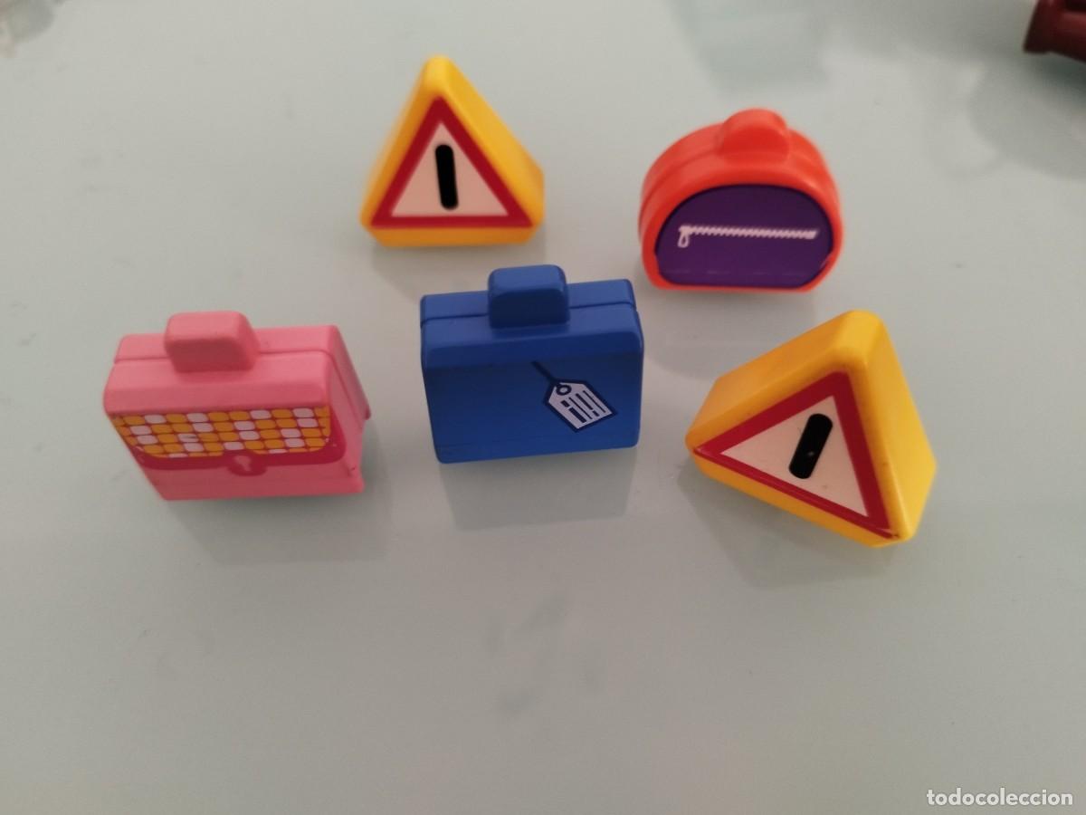 Playmobil: Figura Playmobil 123. Dos mochilas escolares y dos se&ntilde;ales de tr&aacute;fico.
