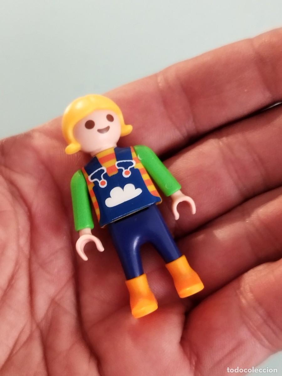 Playmobil: Figura Playmobil. Ni&ntilde;a con mono peto y botas naranjas..