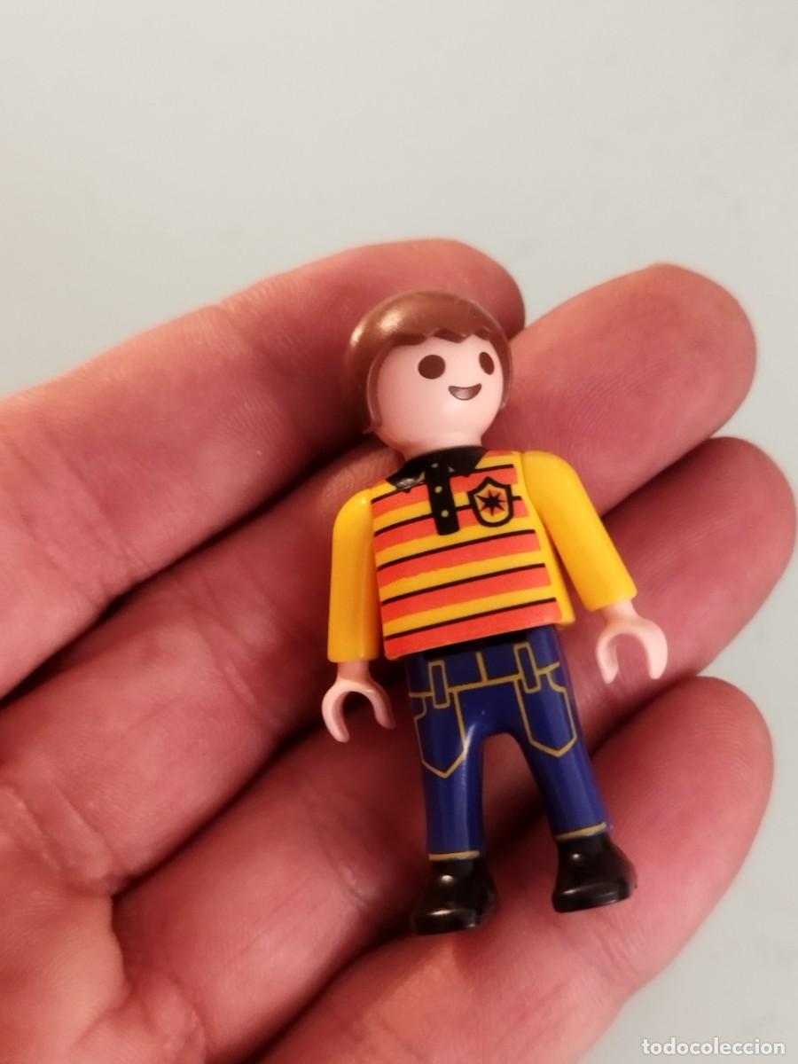 Playmobil: Figura Playmobil. Ni&ntilde;o con coche de carreras. Sin coche.