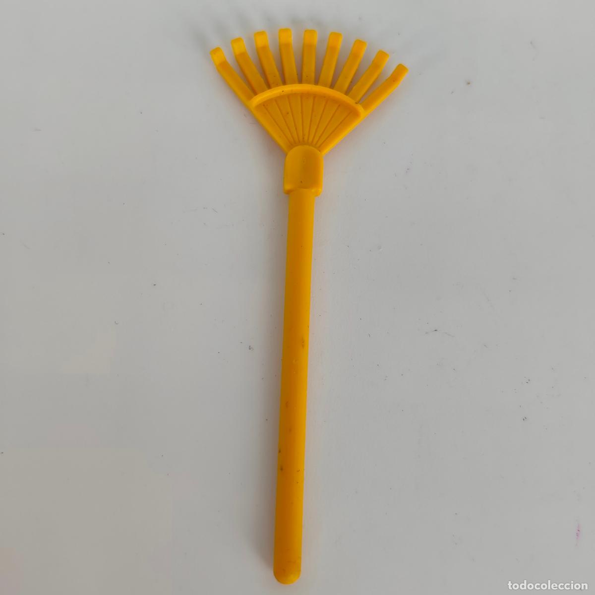 Playmobil: Rastrillo hojas c&eacute;sped amarillo Playmobil granja 6120