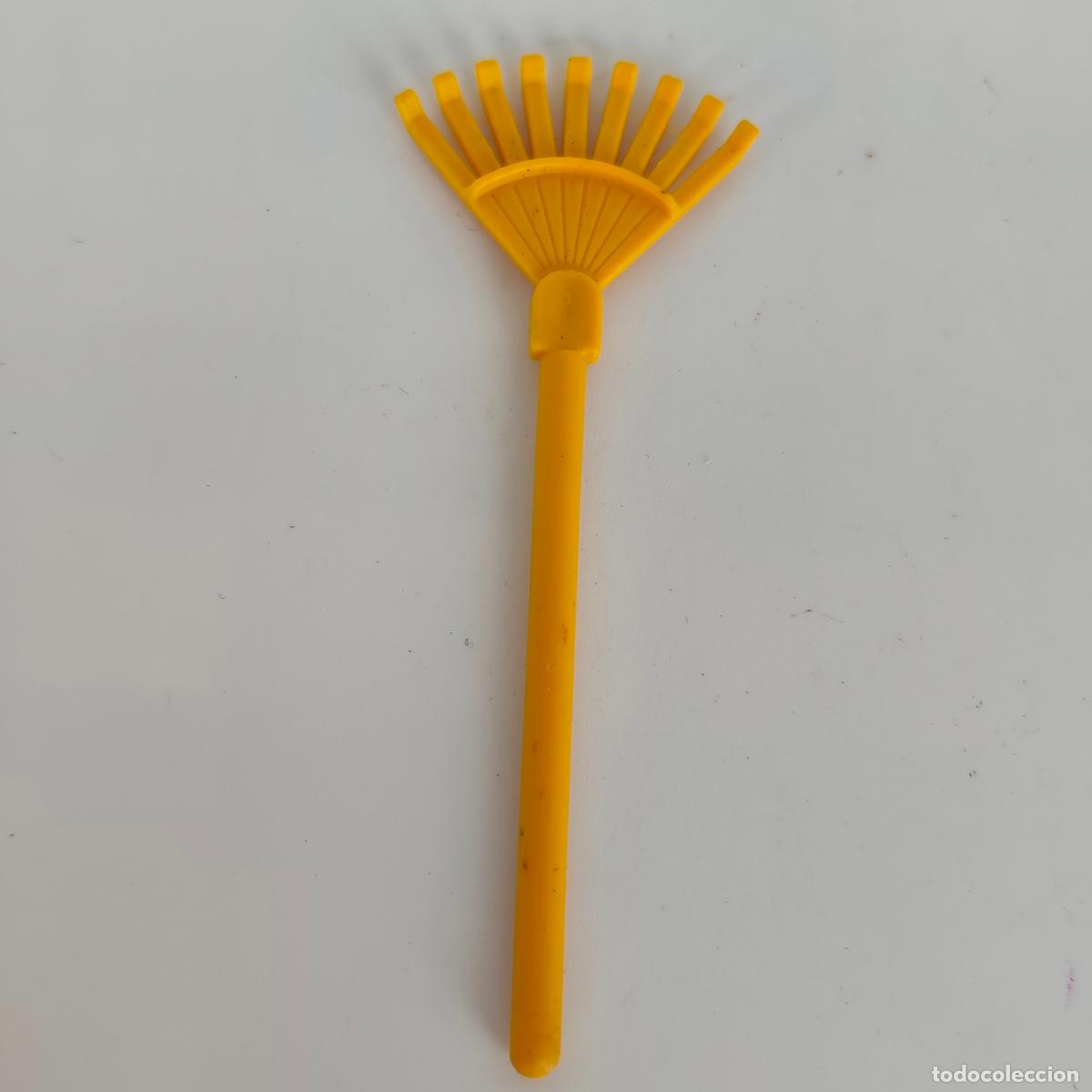 Playmobil: Rastrillo hojas c&eacute;sped amarillo Playmobil granja 6120