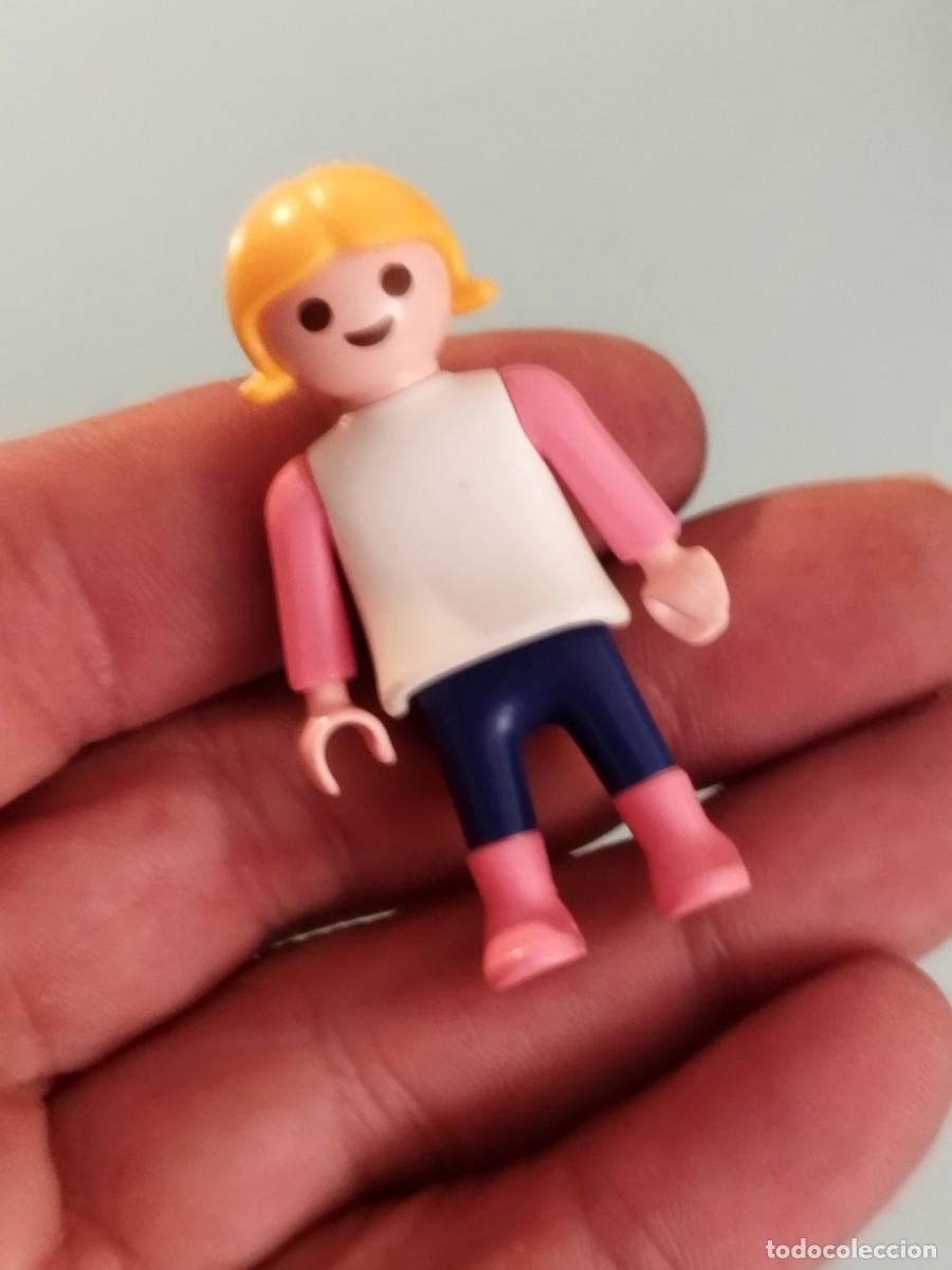 Playmobil: Figura Playmobil. ni&ntilde;a con cabello rubio, blusa blanca de mangas rosadas, pantalones azules y botas.