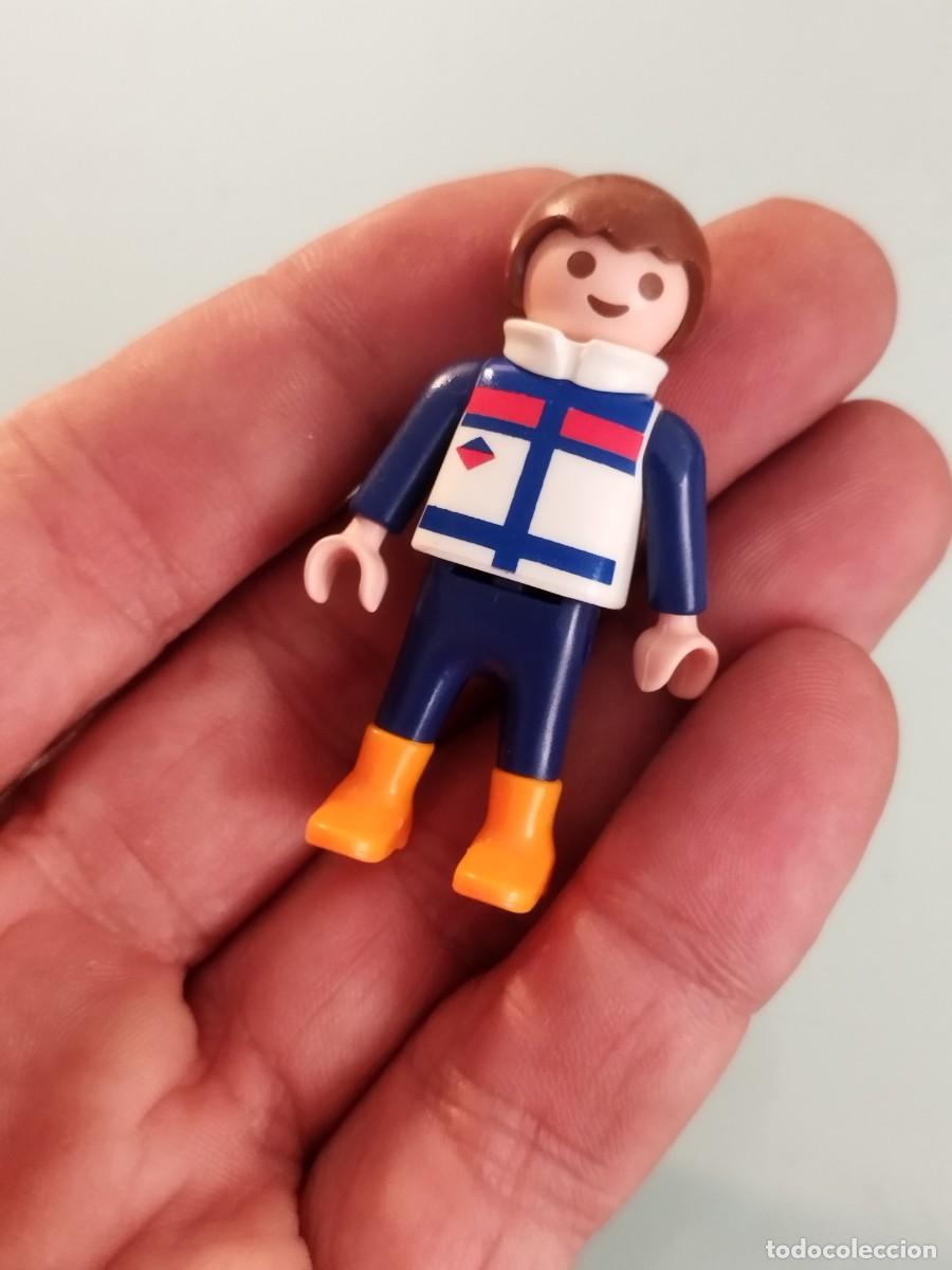 Playmobil: Figura Playmobil. Ni&ntilde;o con ropa de invierno y botas naranjas. A&ntilde;os 90.