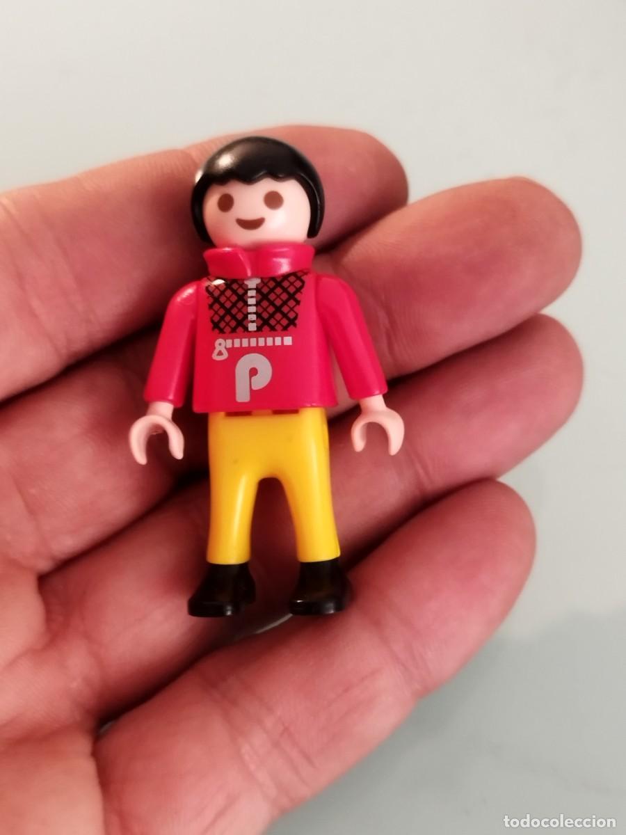 Playmobil: Figura Playmobil. ni&ntilde;o con pelo negro y jersey rojo con la letra &rdquo;P&rdquo;.