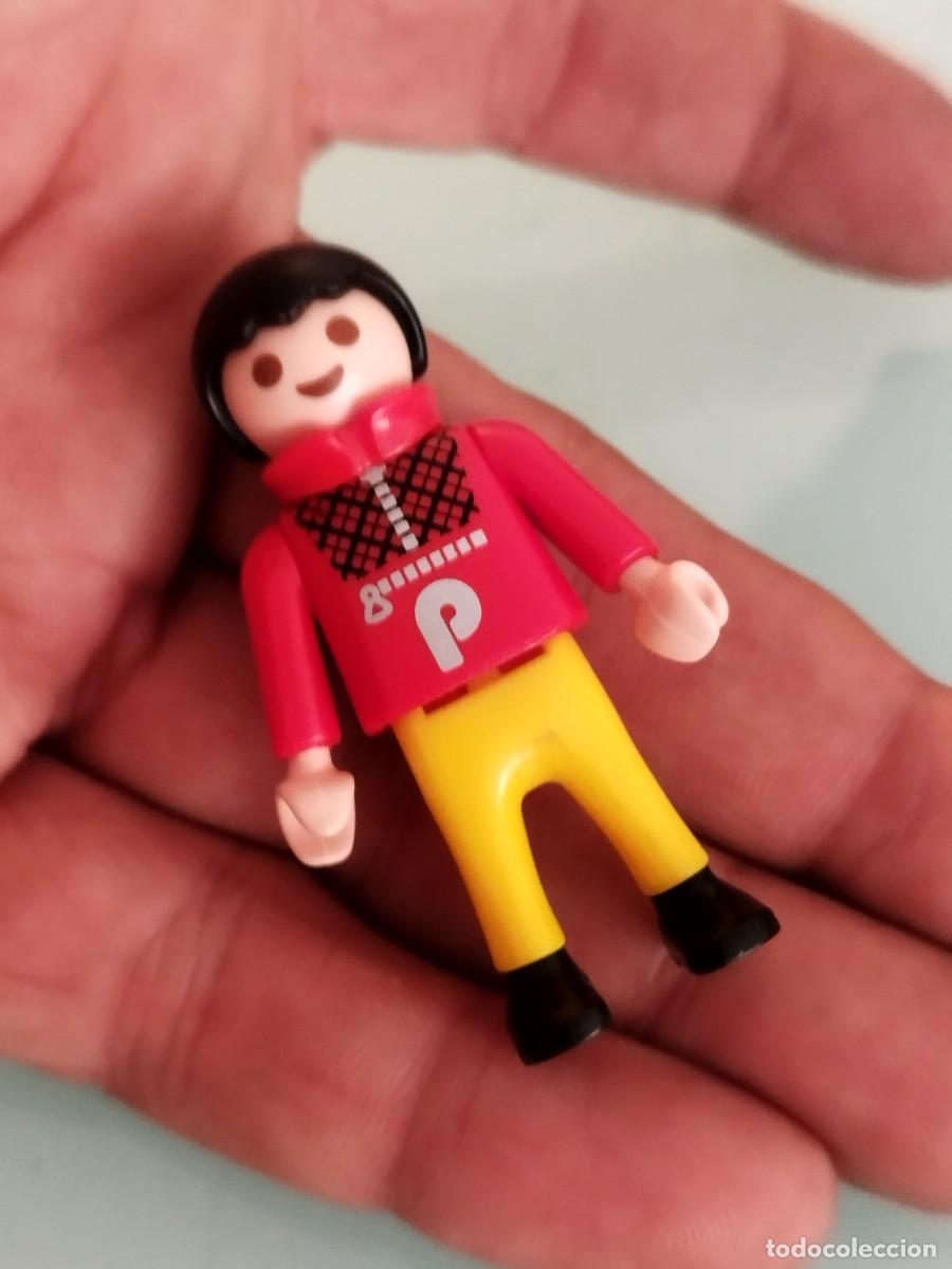 Playmobil: Figura Playmobil. ni&ntilde;o con pelo negro y jersey rojo con la letra &rdquo;P&rdquo;.