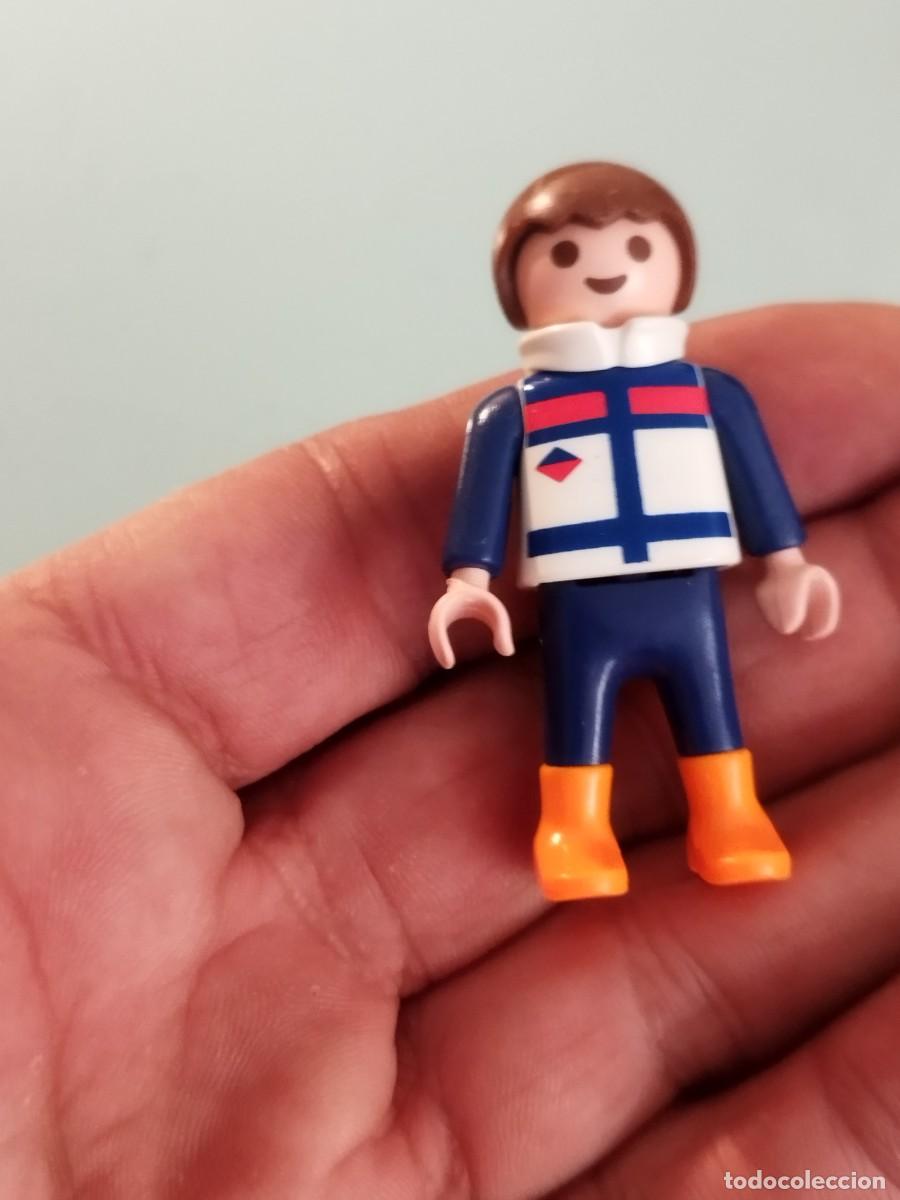 Playmobil: Figura Playmobil. Ni&ntilde;o con ropa de invierno y botas naranjas. A&ntilde;os 90.
