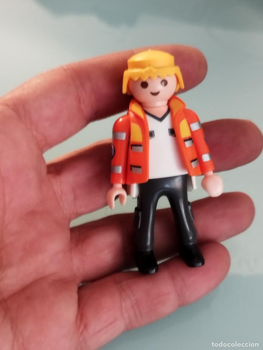 Playmobil: Figura Playmobil. sanitario o m&eacute;dico de emergencias. Con chaleco naranja. City life.