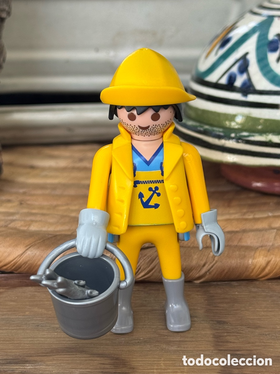 Playmobil: Playmobil pescador con impermeable amarillo, cubo y peces