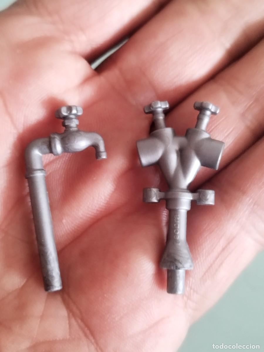 Playmobil: Figura Playmobil. Dos grifos, uno hidrante o distribuidor doble. Bomberos? Y otro de casa.